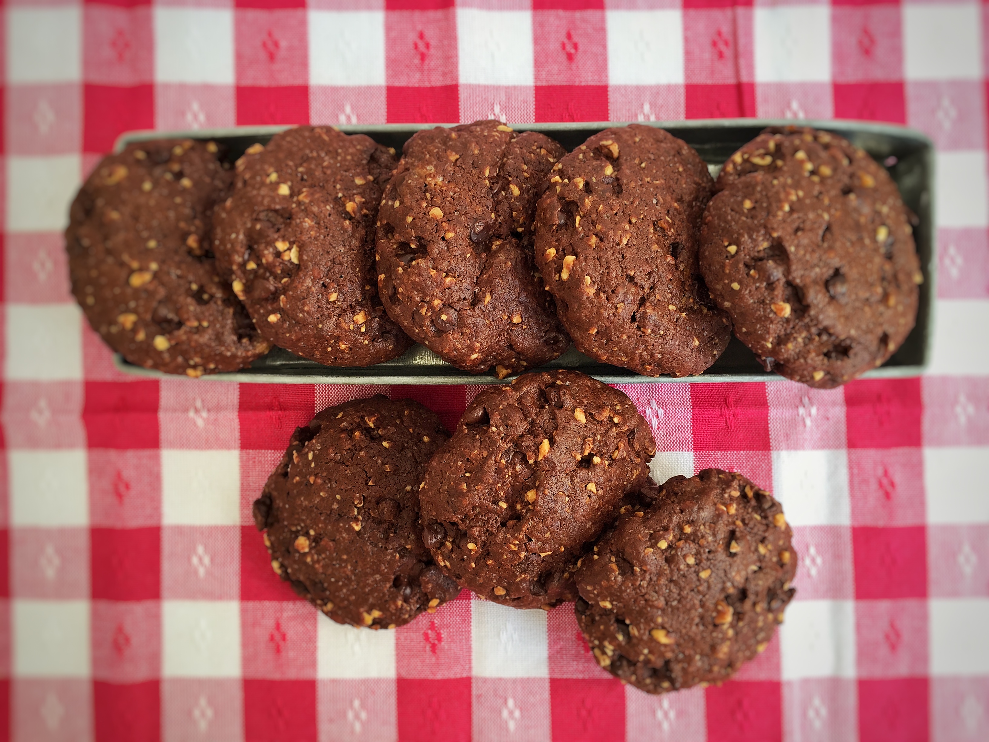 Cookies al cioccolato con cuore di Nutella