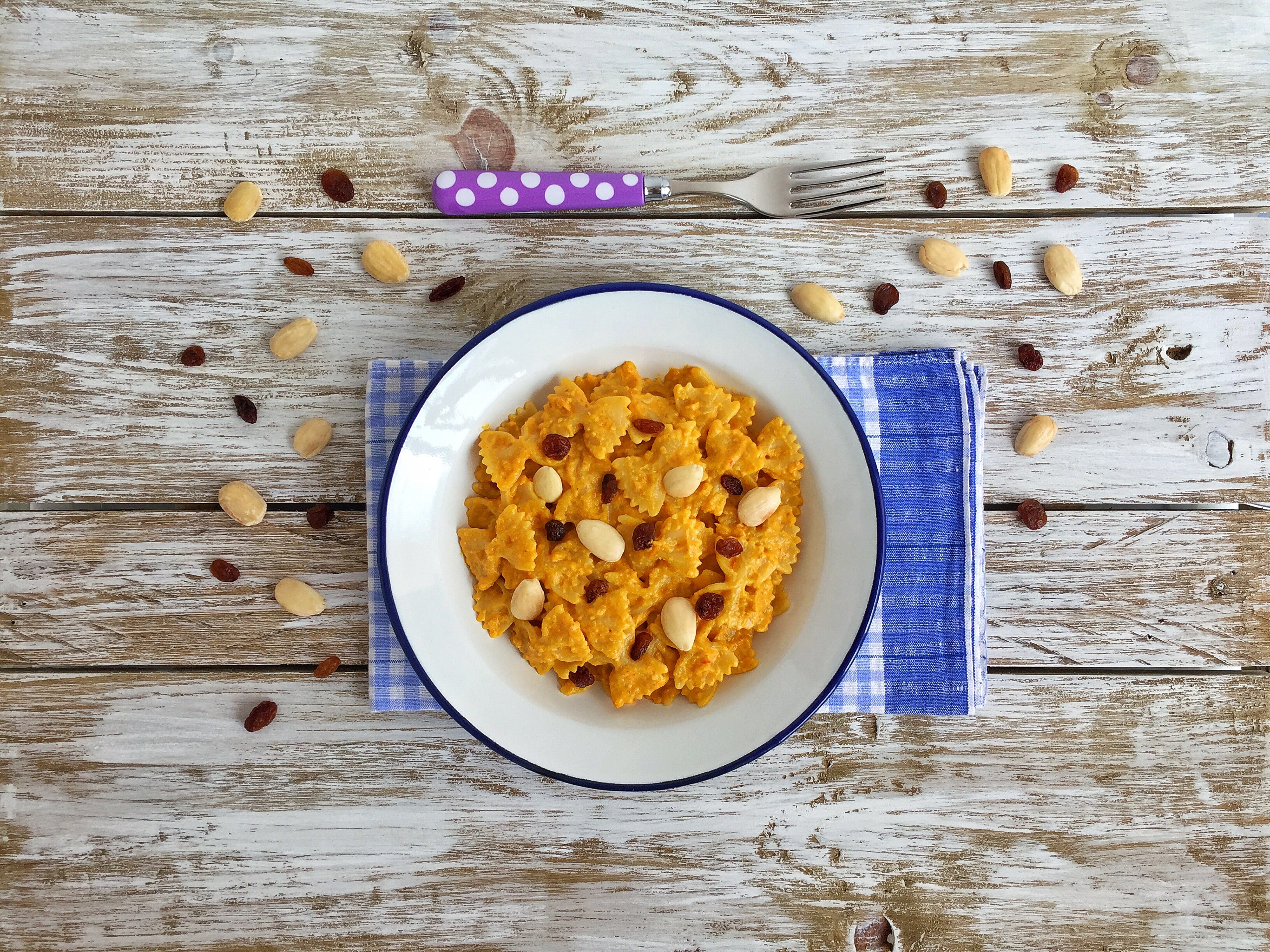 Farfalle con crema di peperoni, mandorle e uvetta