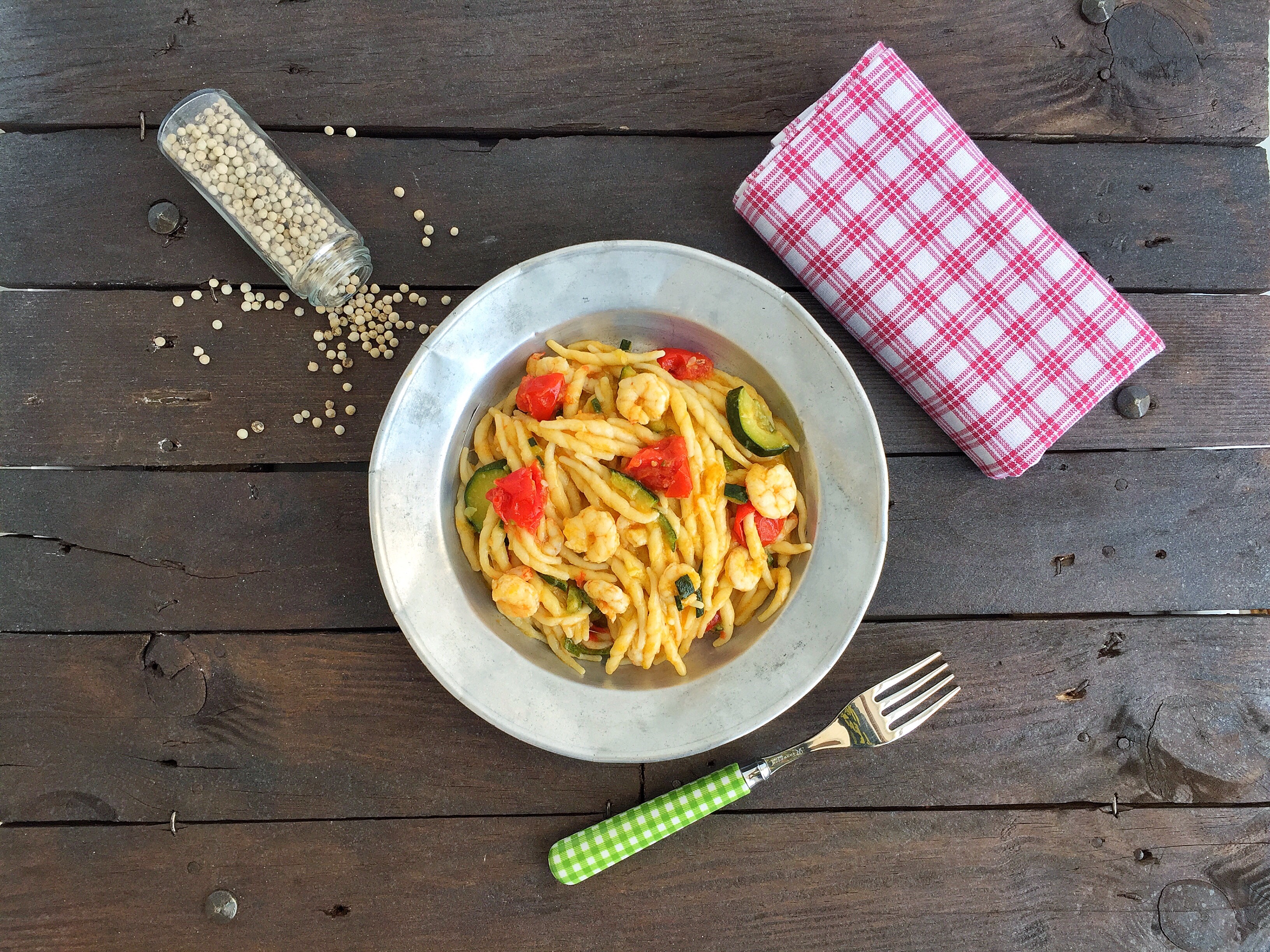 Trofie con zucchine, gamberetti e pomodorini