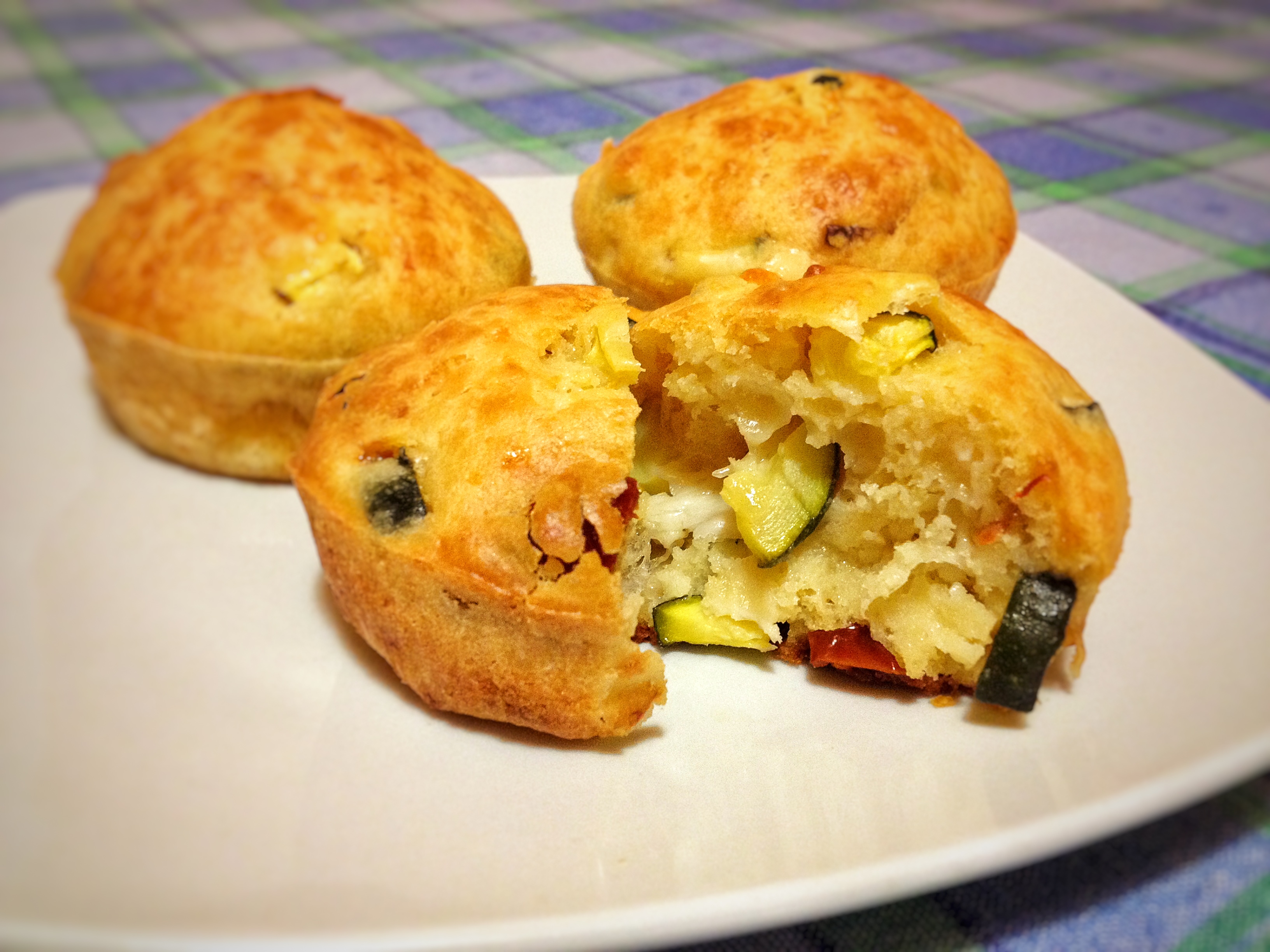 Muffin con zucchine e pomodori secchi