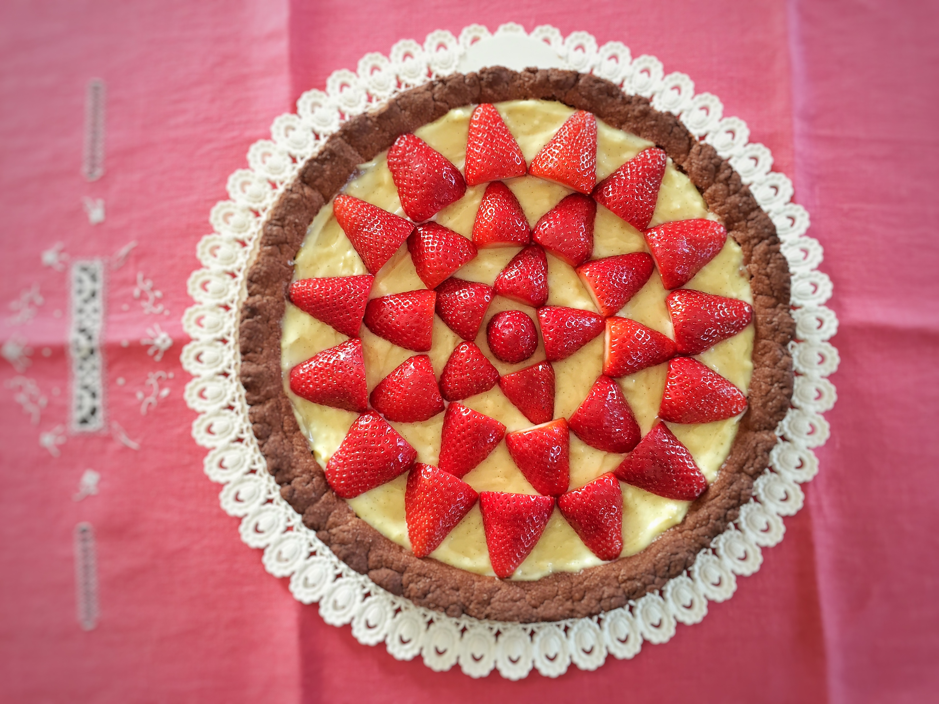 Crostata al cacao con crema e fragole