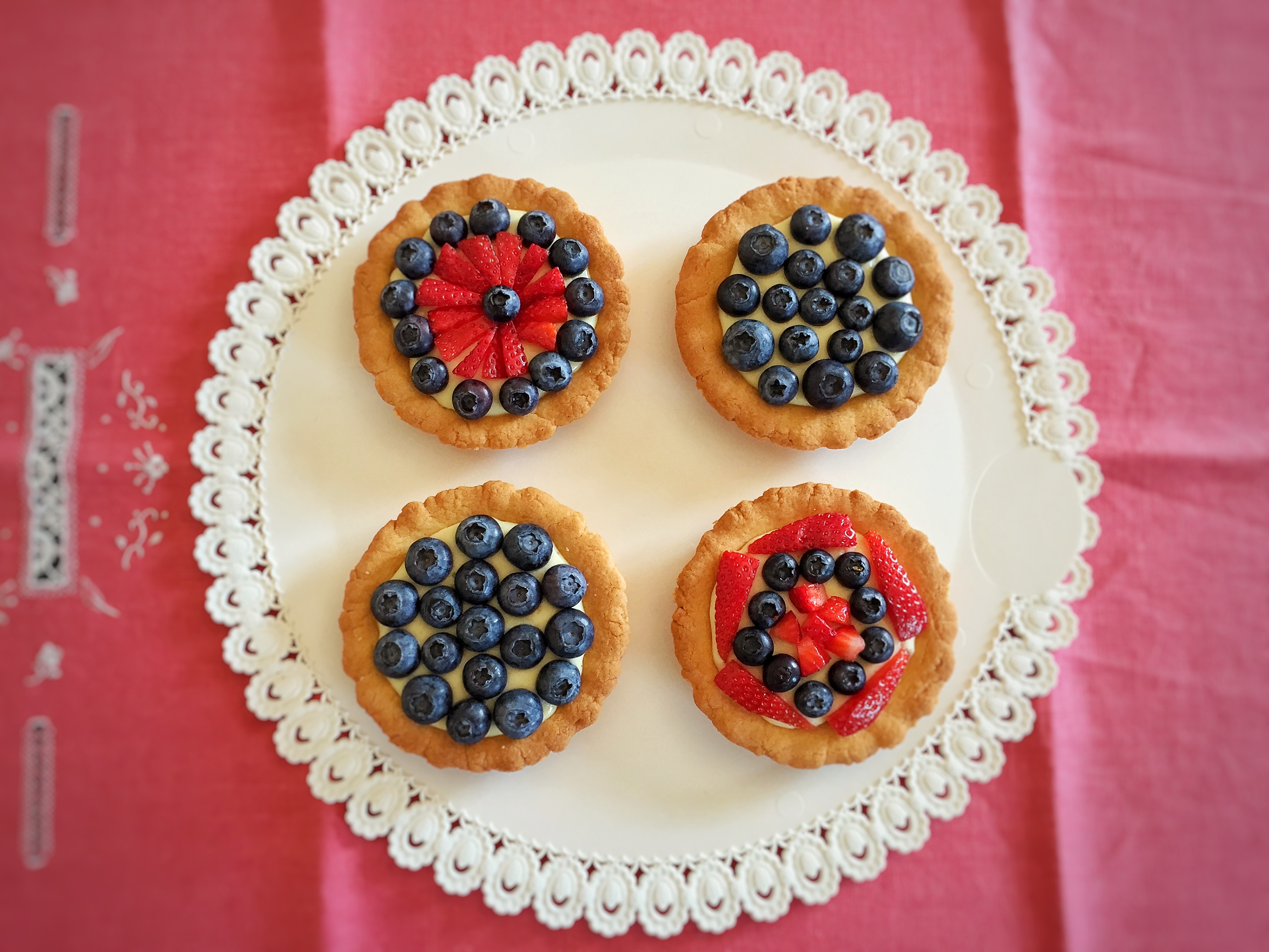 Crostatine alla crema con mirtilli e fragole