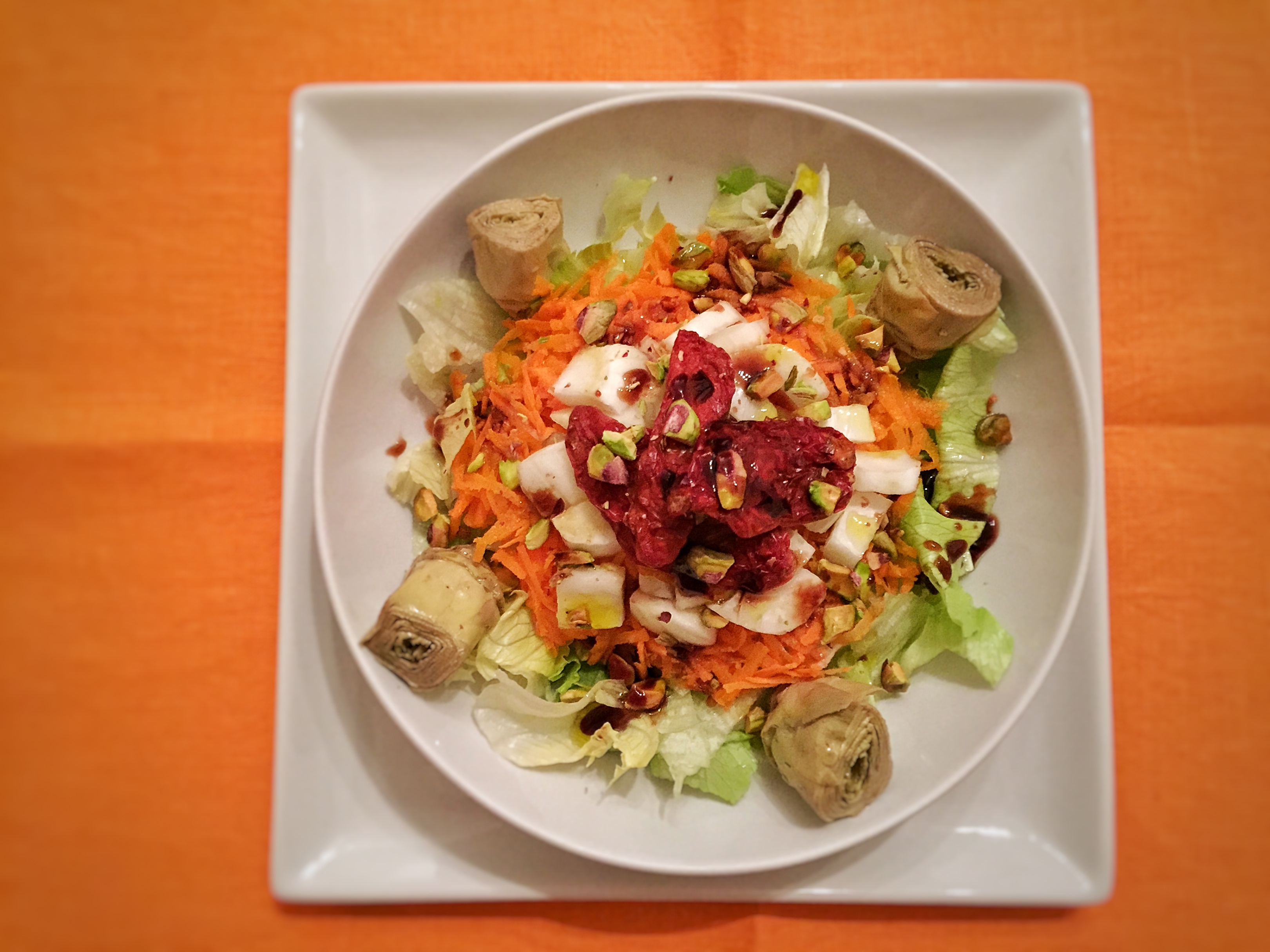 Insalata mista con pomodori secchi e pistacchi