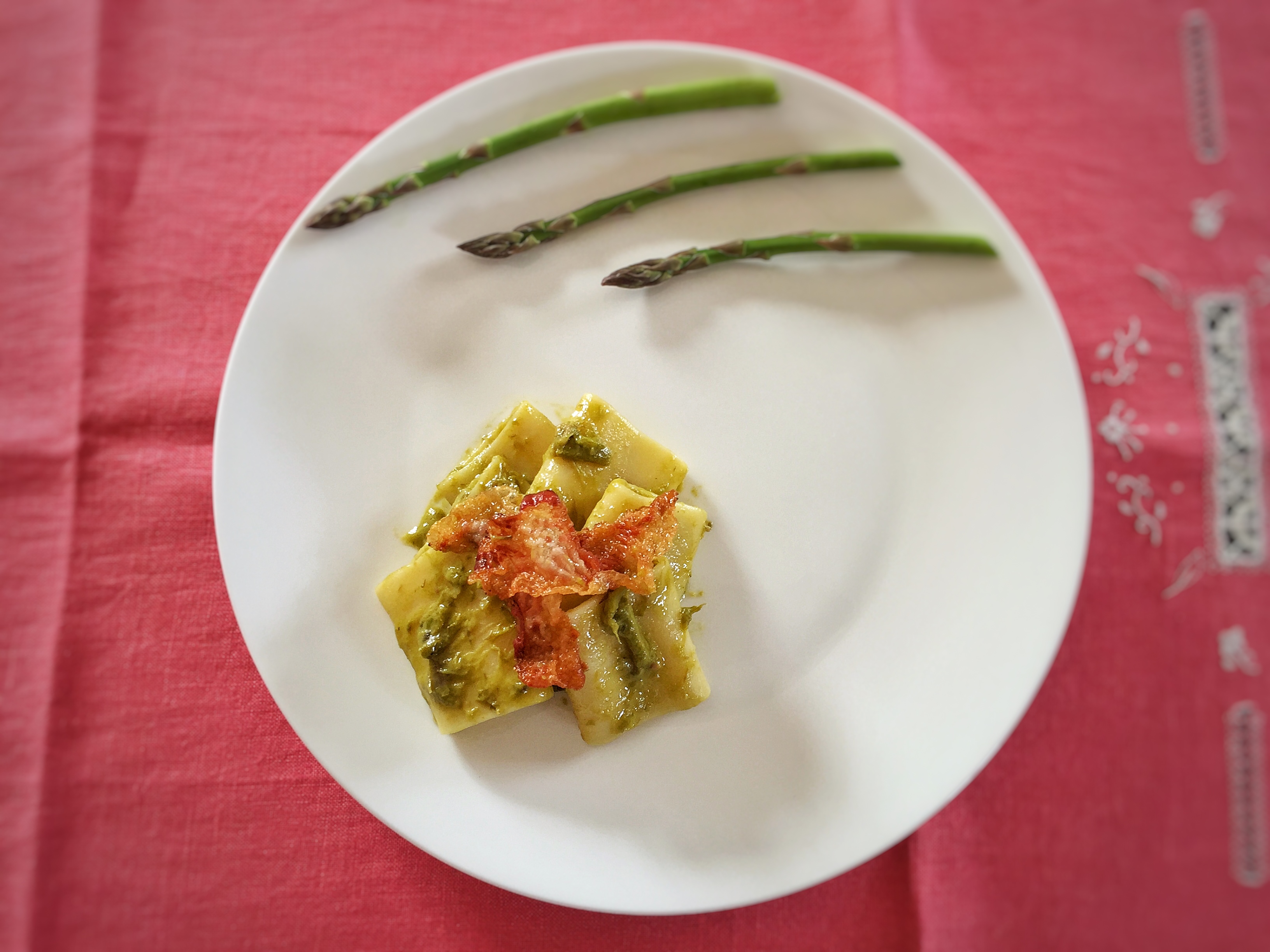 Paccheri con asparagi e chips di guanciale