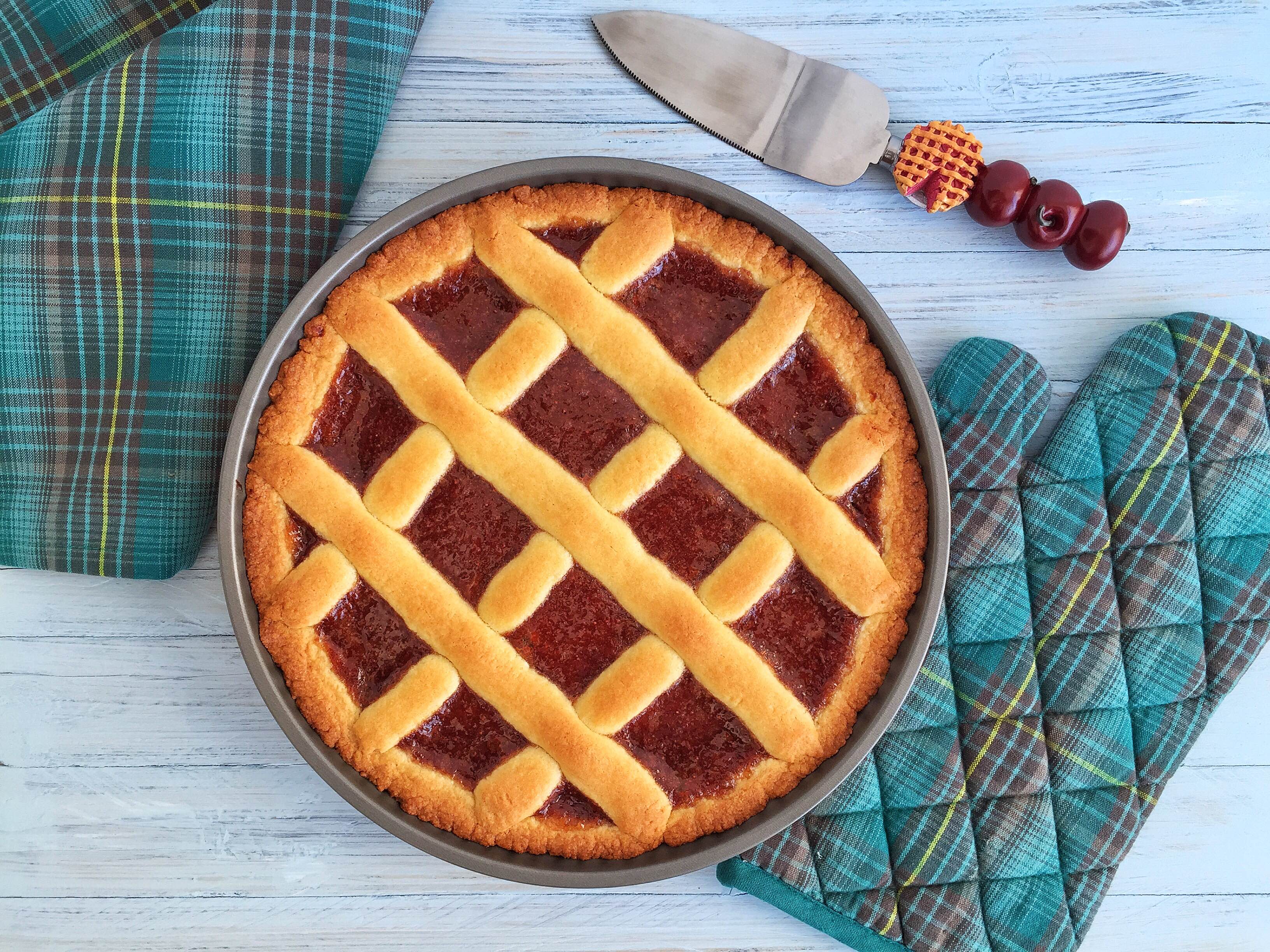 Crostata con farina di farro e marmellata di fragole