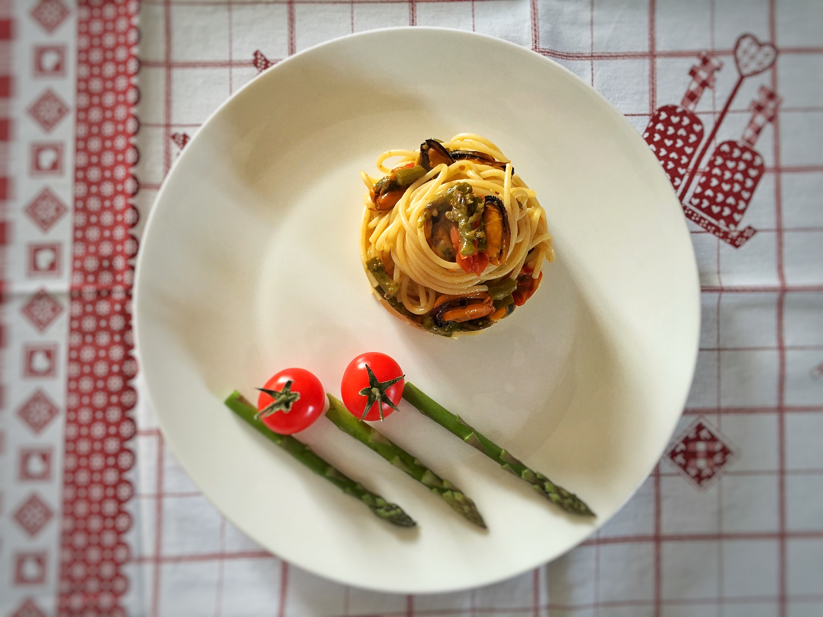 Spaghetti con asparagi, cozze e pomodorini