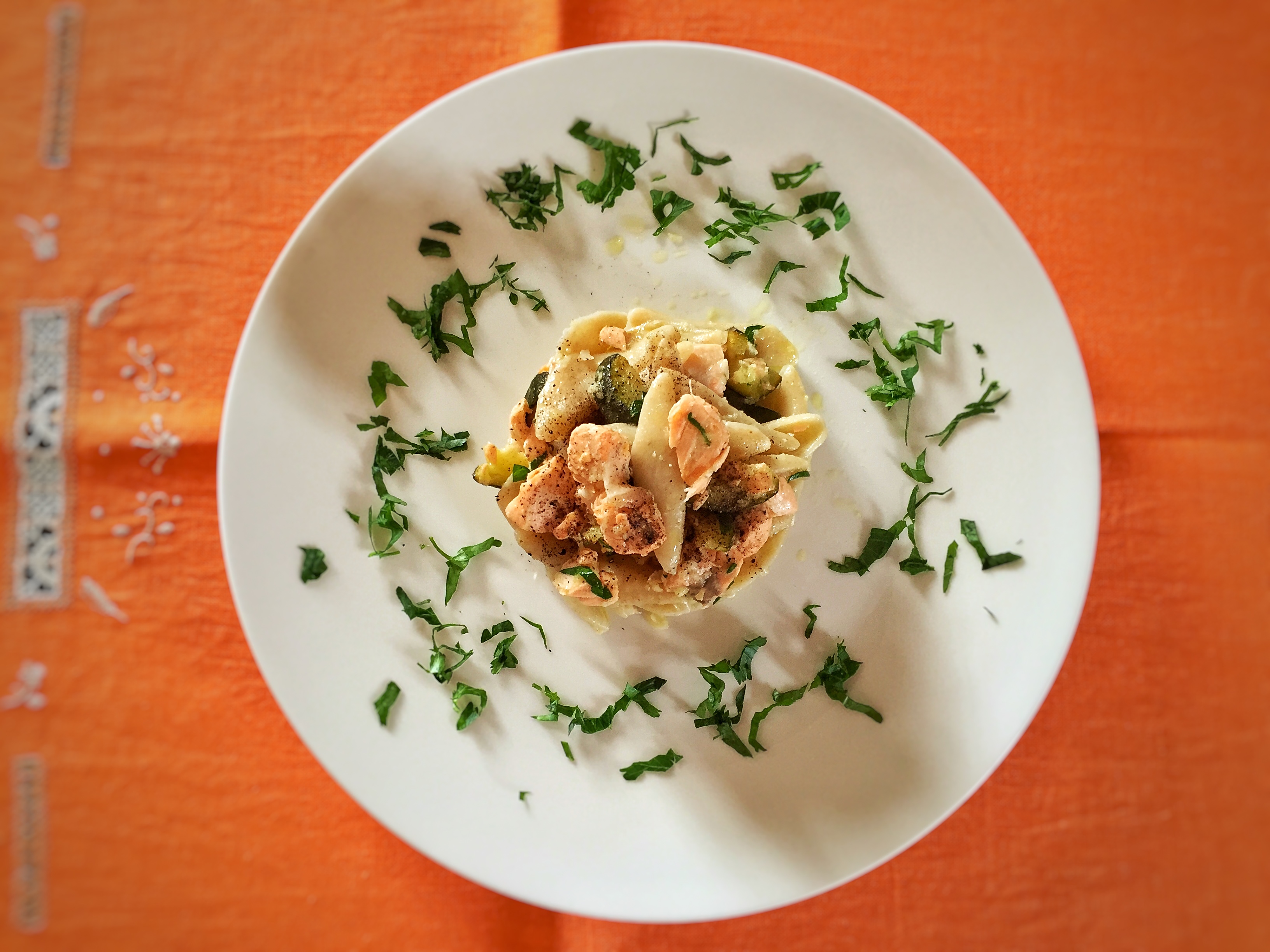 Maccheroni integrali con salmone, zucchine e yogurt