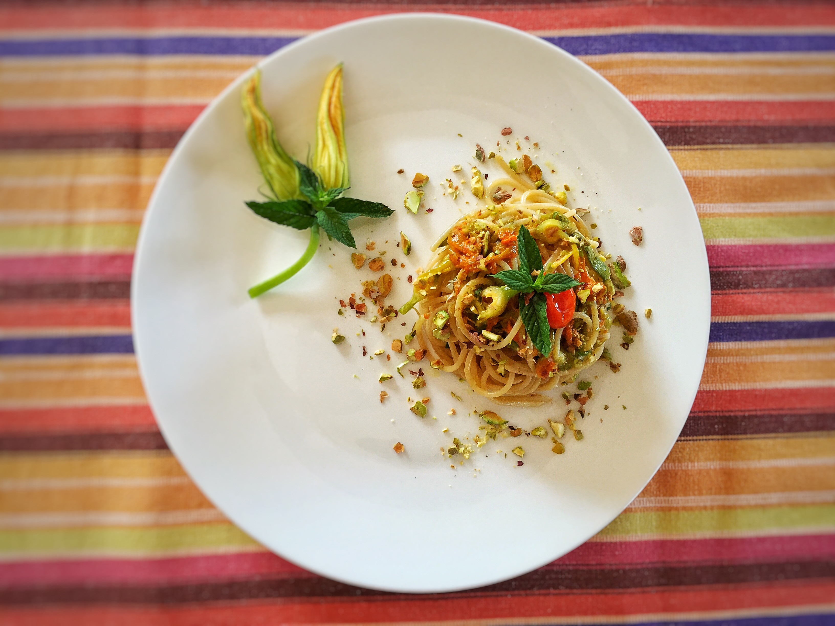 Spaghetti integrali con fiori di zucca e granella di pistacchio