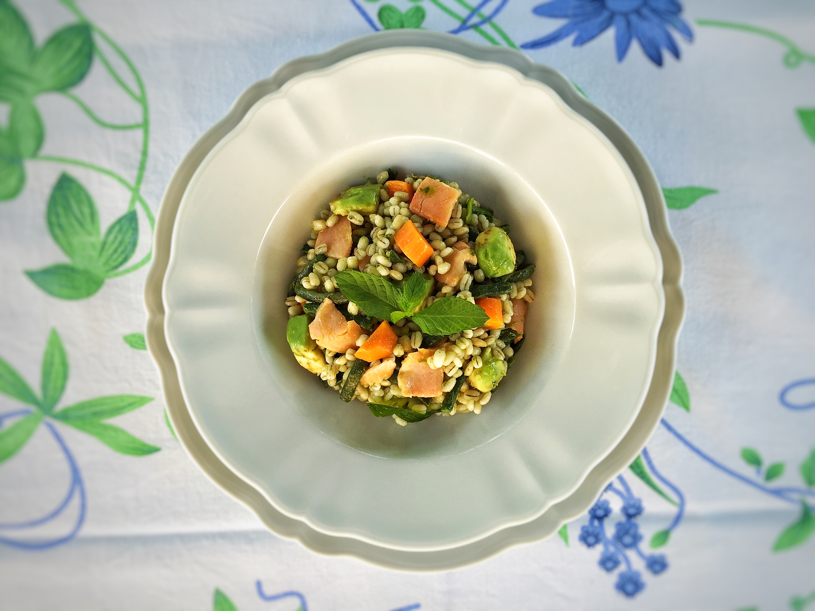 Orzo con verdure, salmone e avocado