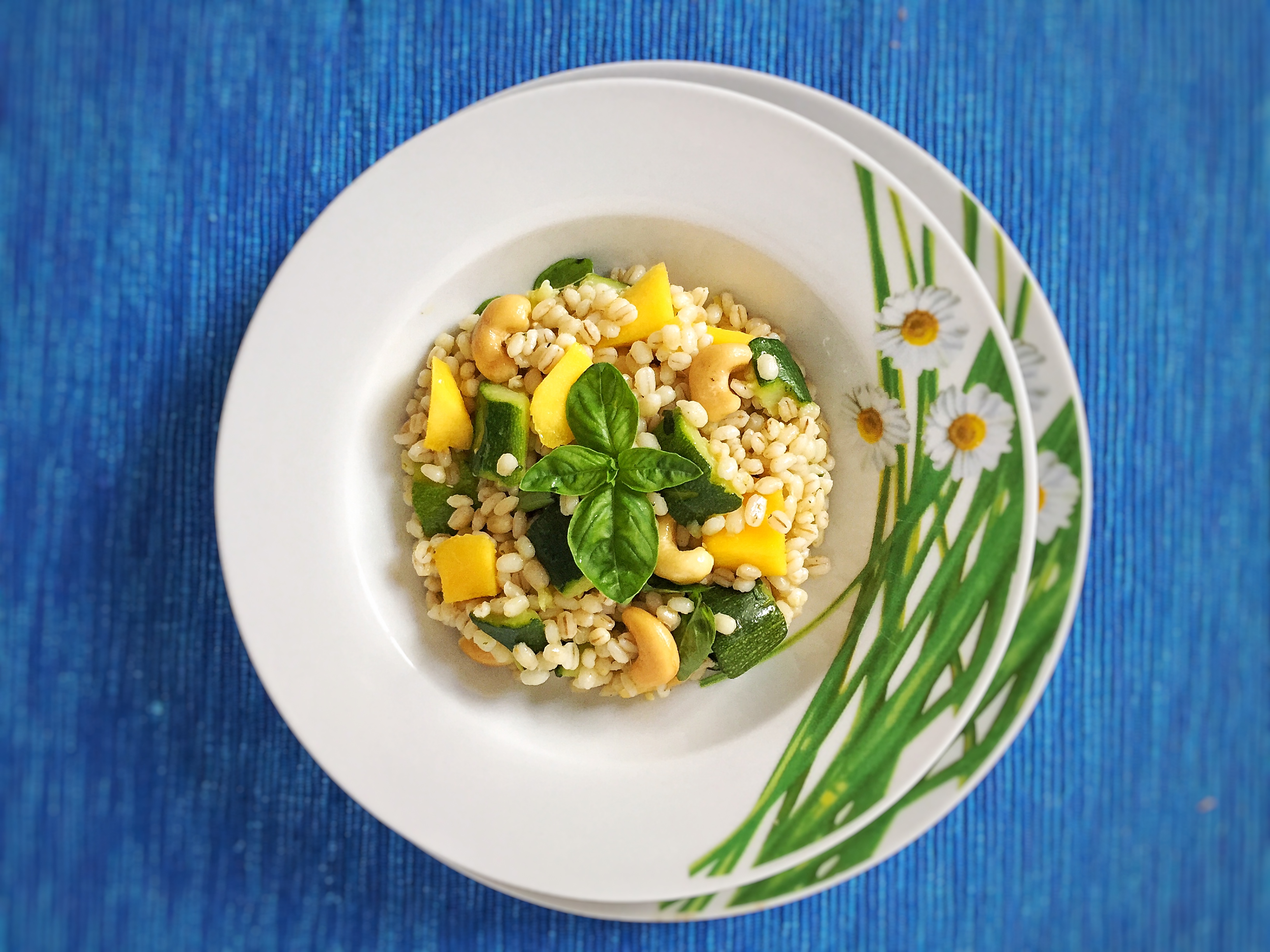 Orzo con zucchine, mango e anacardi