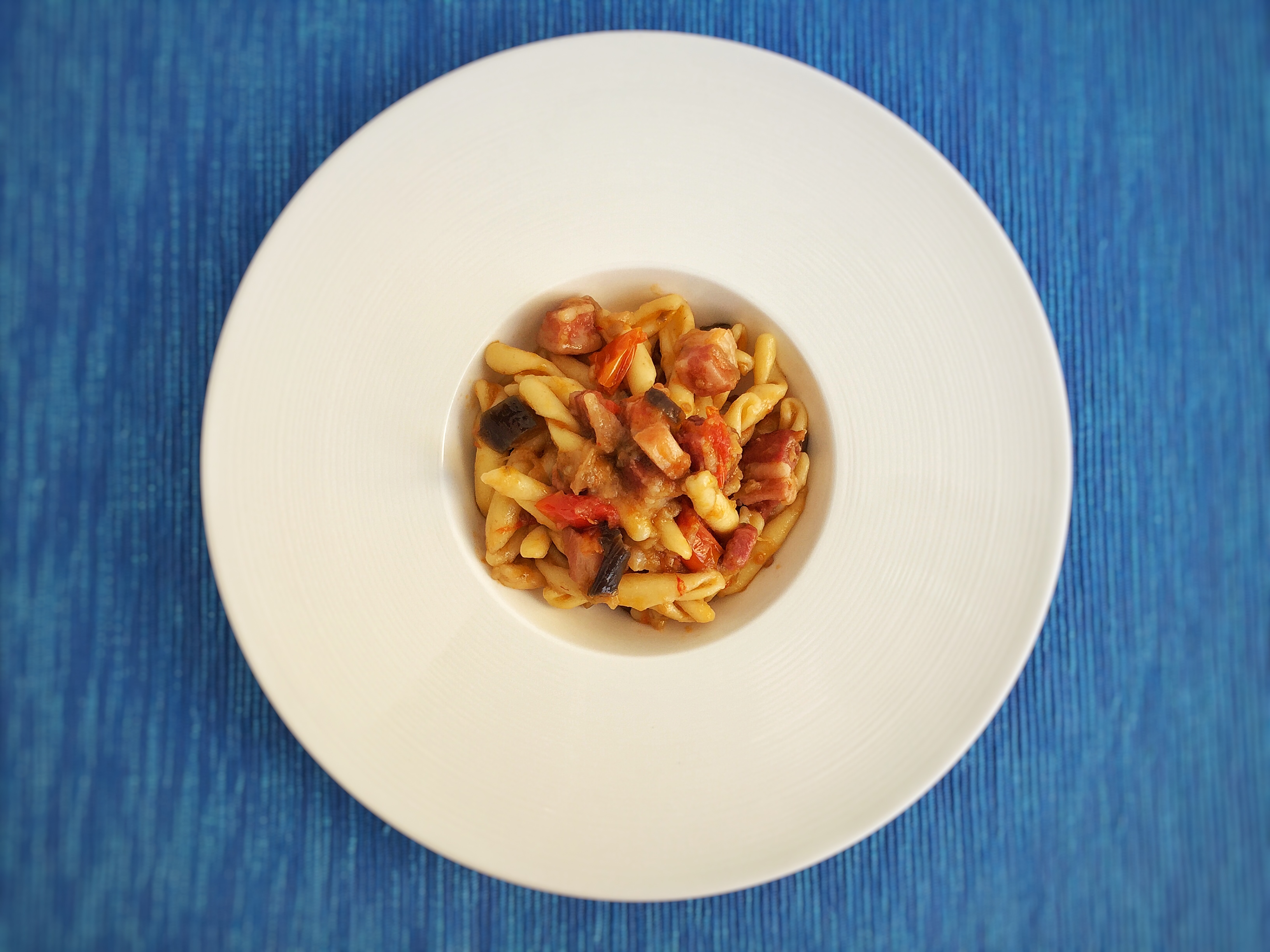 Strozzapreti con melanzane, pancetta affumicata e pomodorini