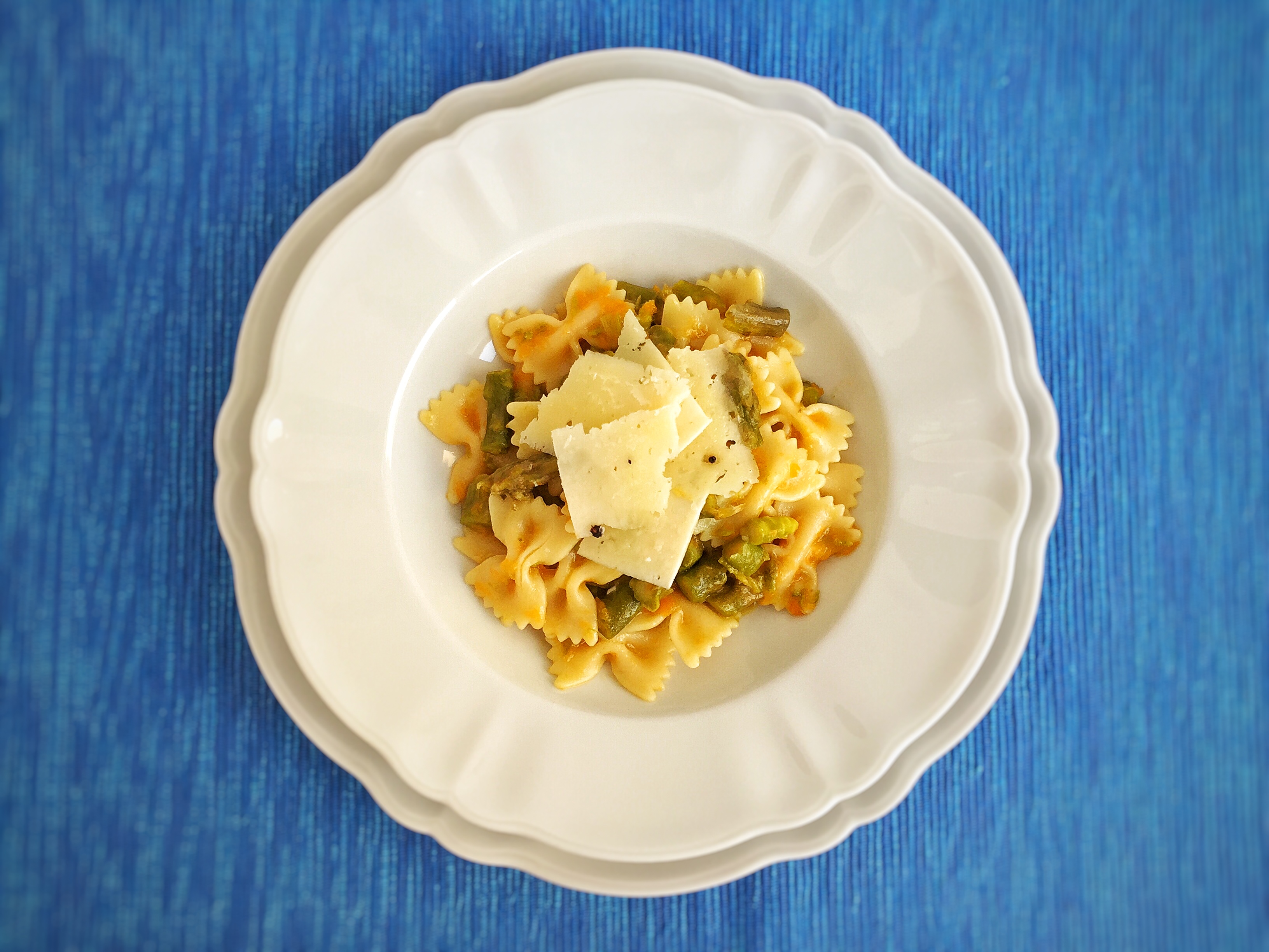 Farfalle con asparagi, zucca e pecorino siciliano