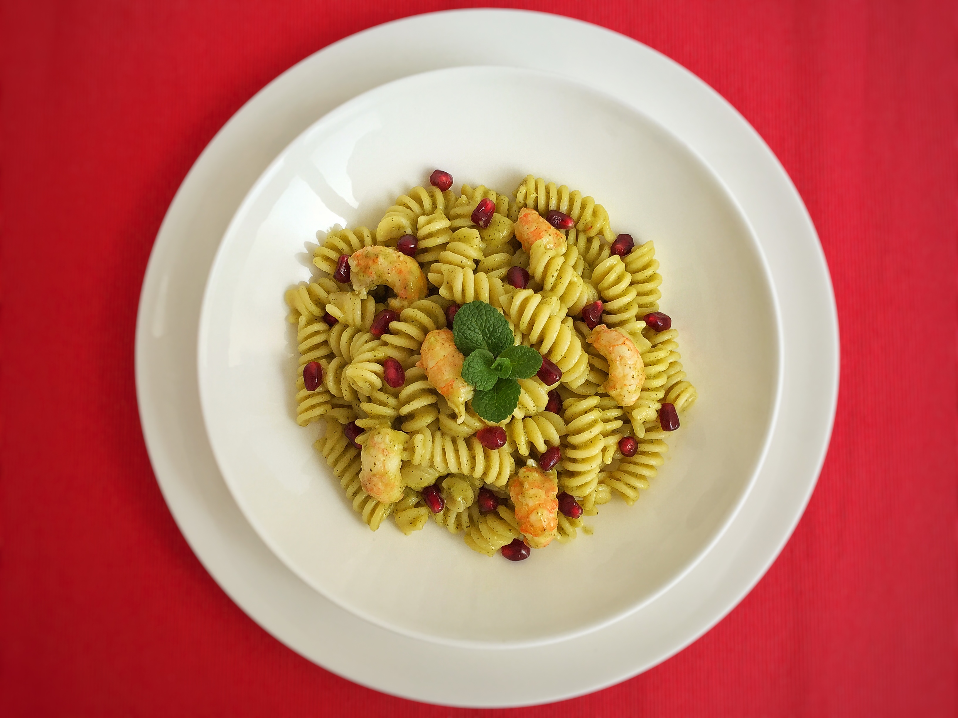 Fusilli con scampi, crema di zucchine, melagrana