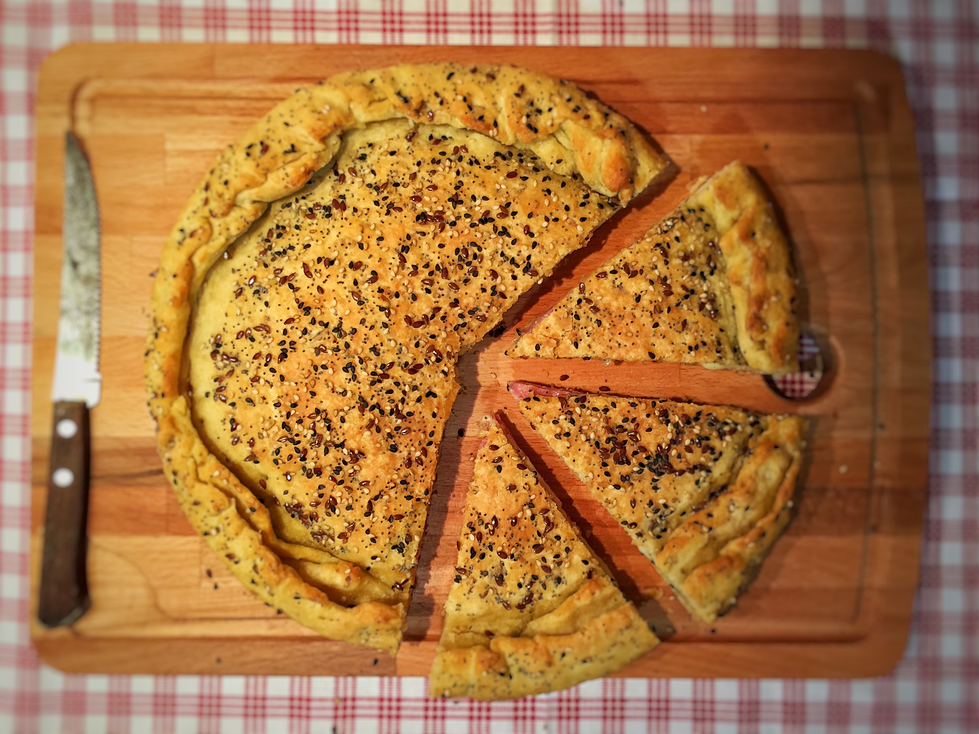 Focaccia ai cereali con mortadella e emmenthal