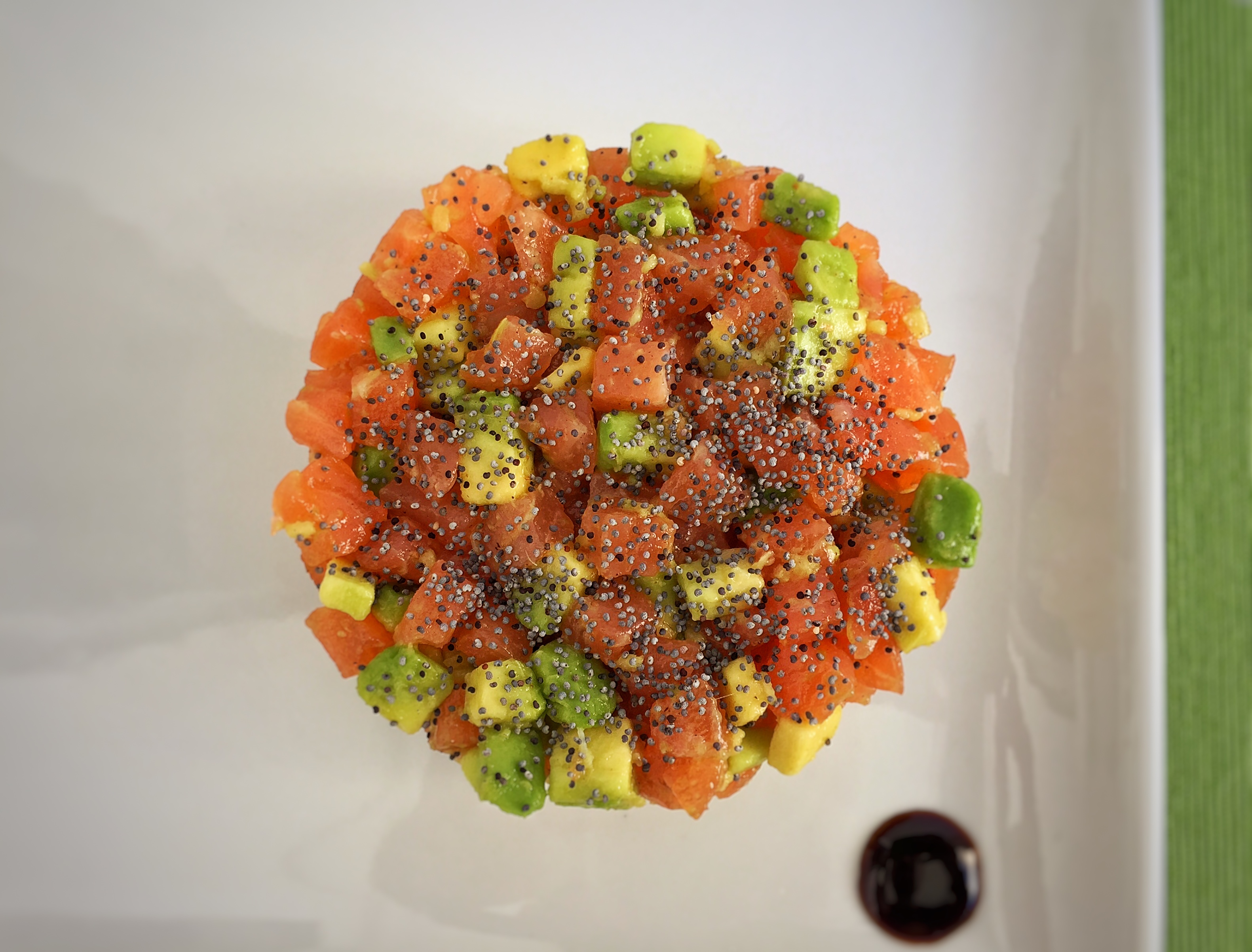 Tartare di salmone, avocado e zenzero