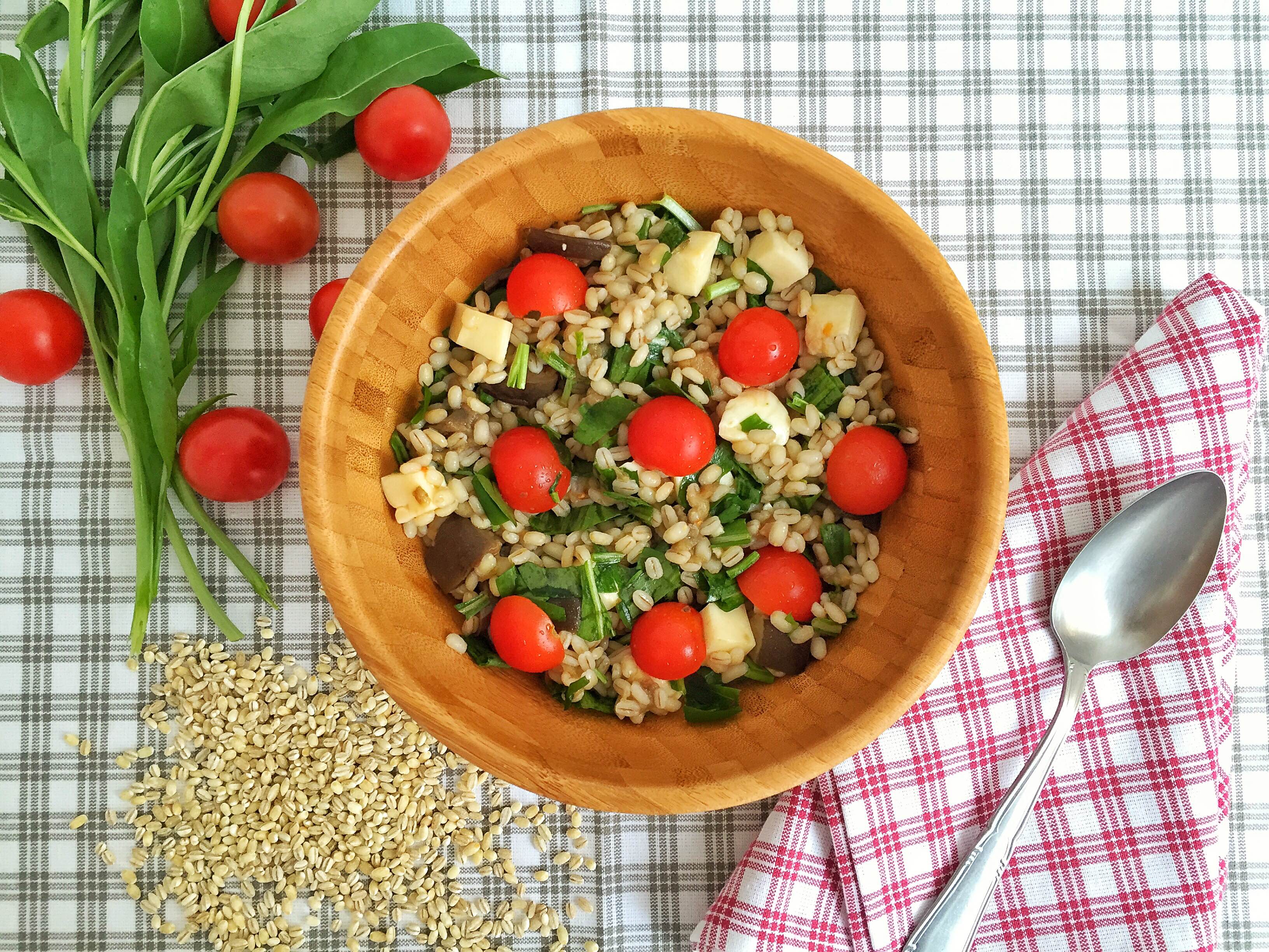 Orzo con melanzane, pomodori e rucola