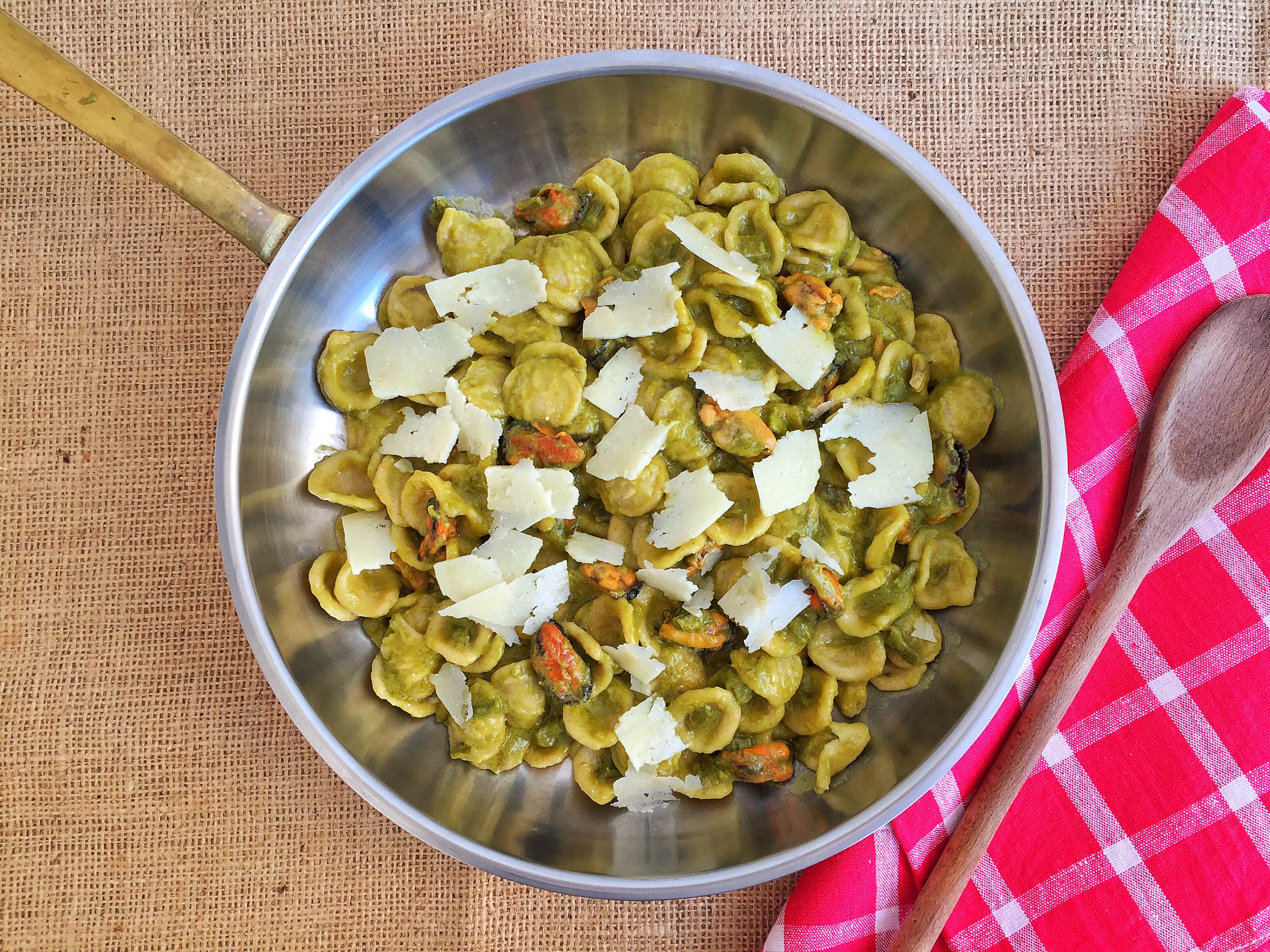 Orecchiette con asparagi, cozze e pecorino