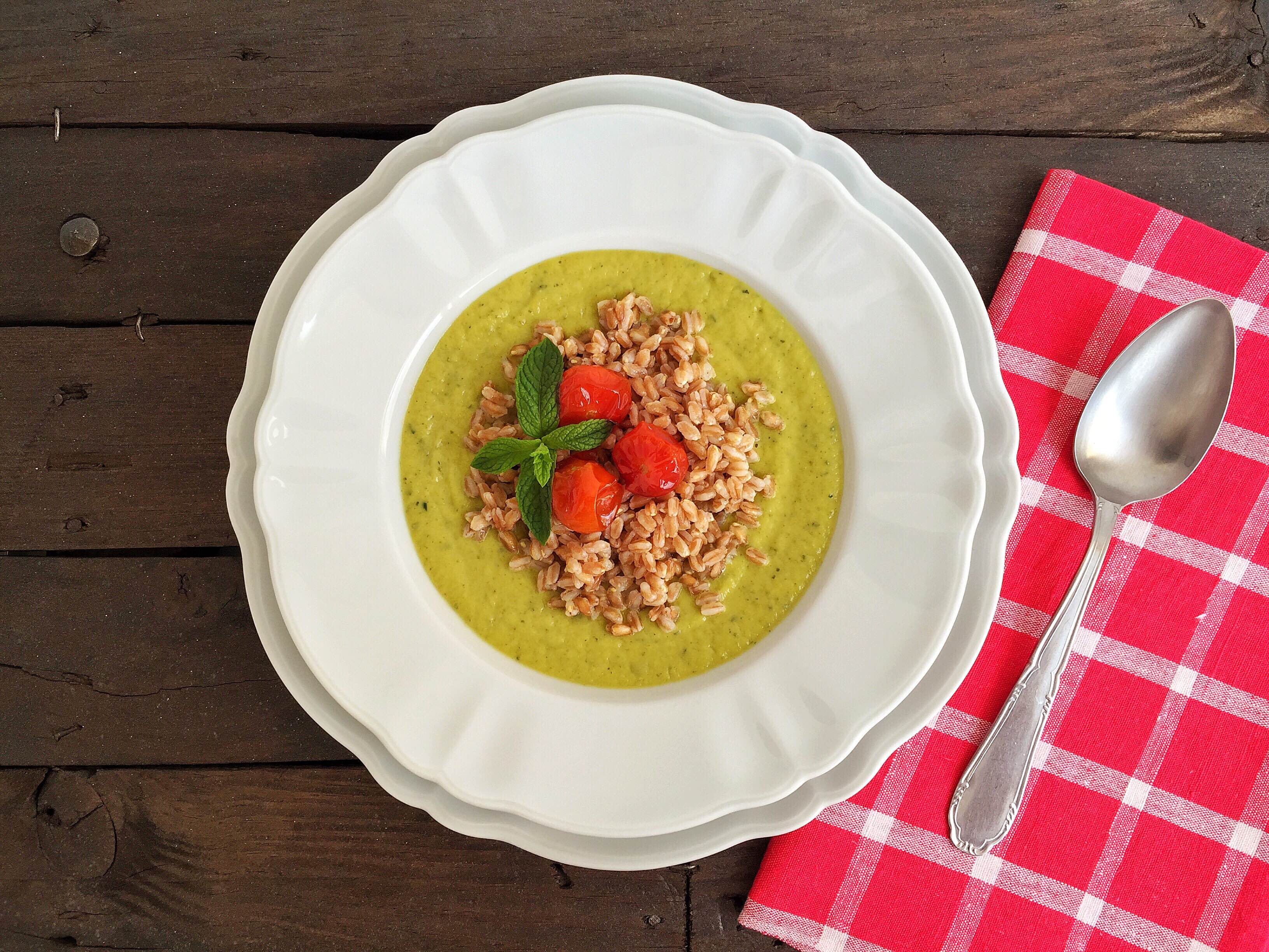 Farro perlato su crema di zucchine e pomodori caramellati