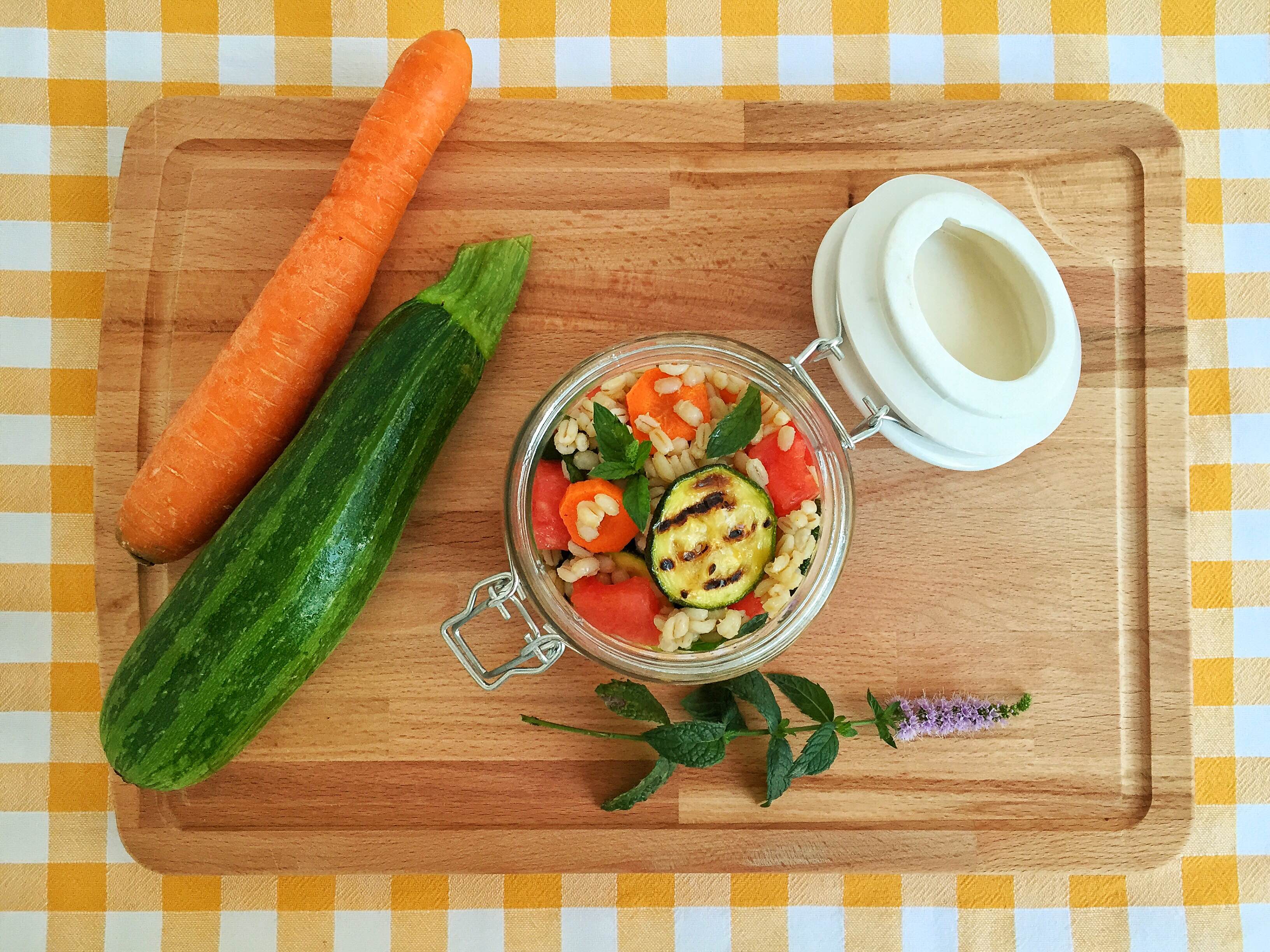 Insalata di orzo e verdure