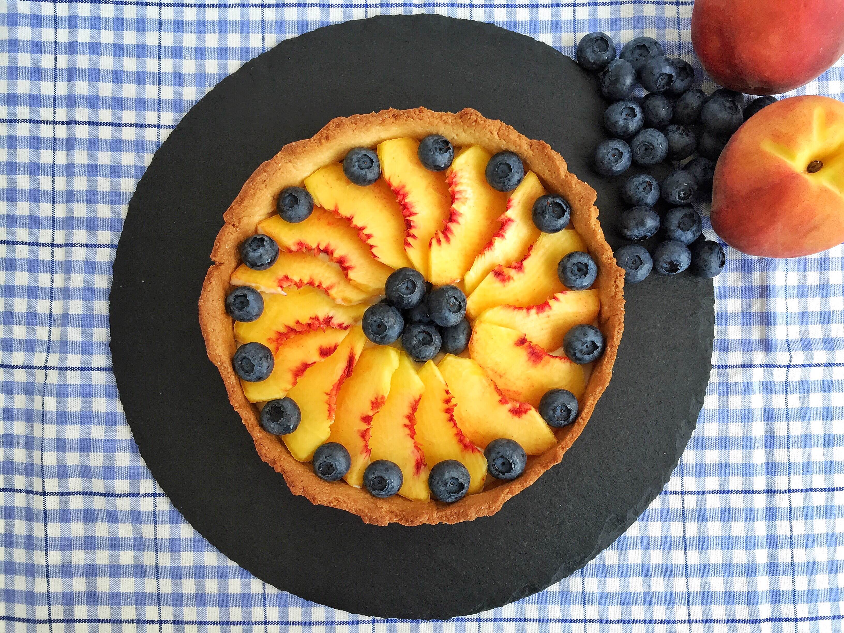 Crostata con crema di mandorle e frutta fresca