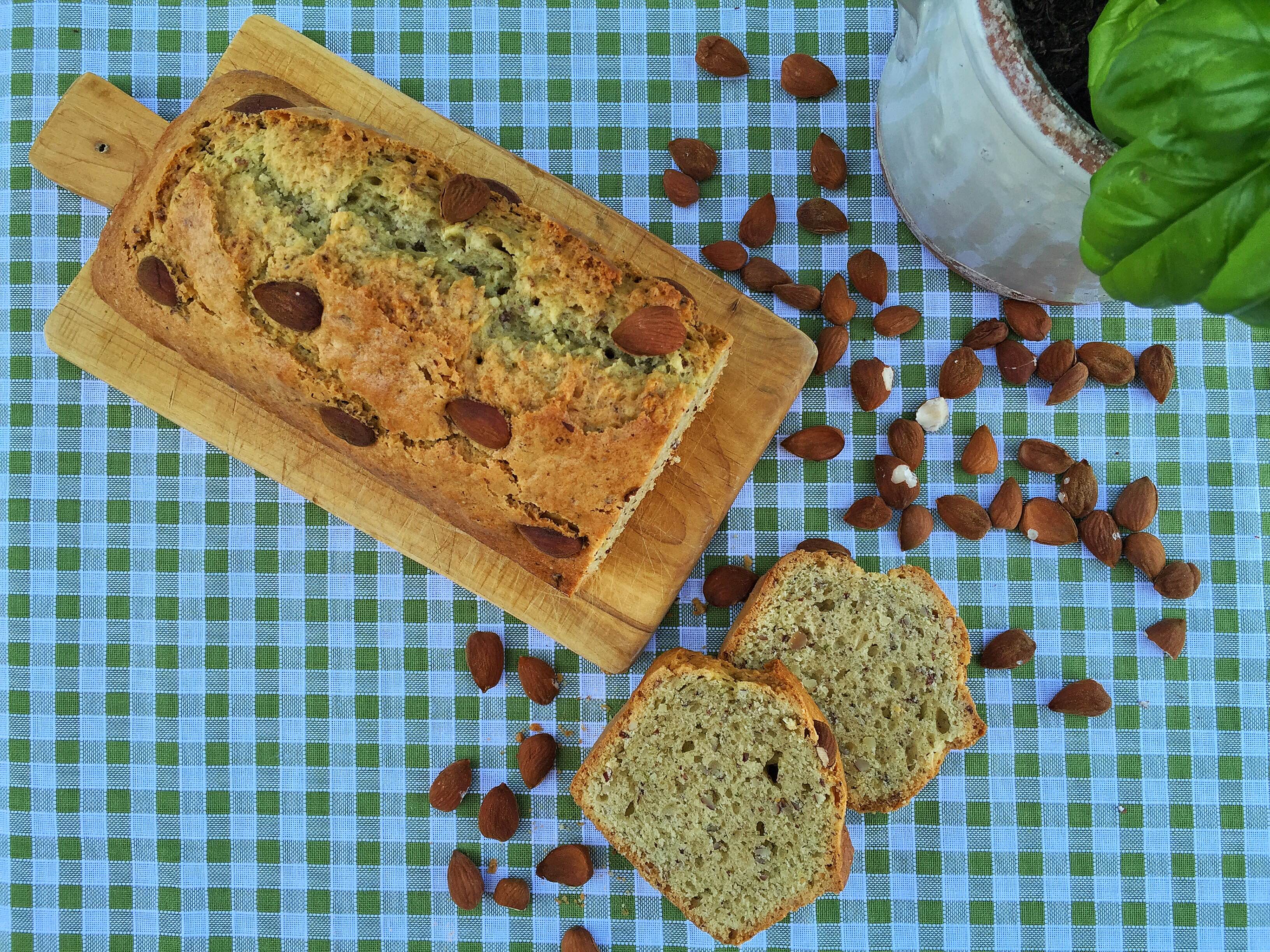 Plumcake mandorle e basilico