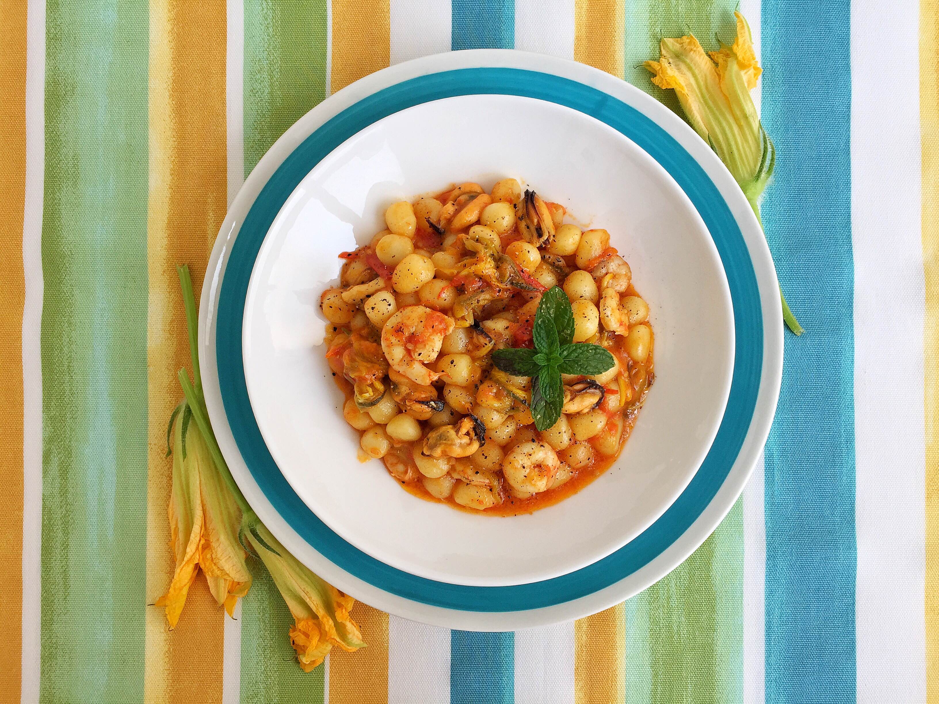 Gnocchetti con fiori di zucca, gamberi e cozze