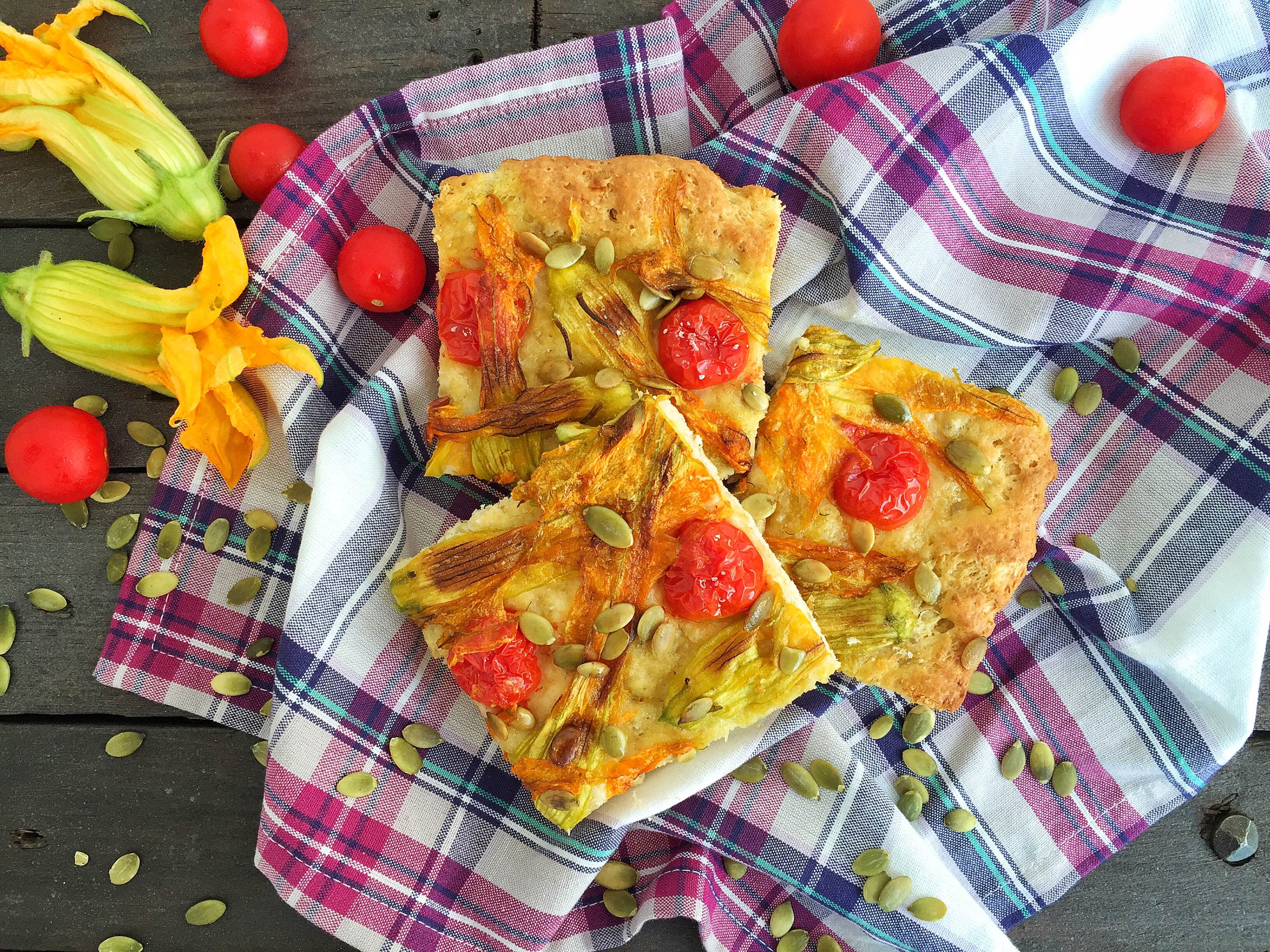 Focaccia con fiori di zucca e pomodorini