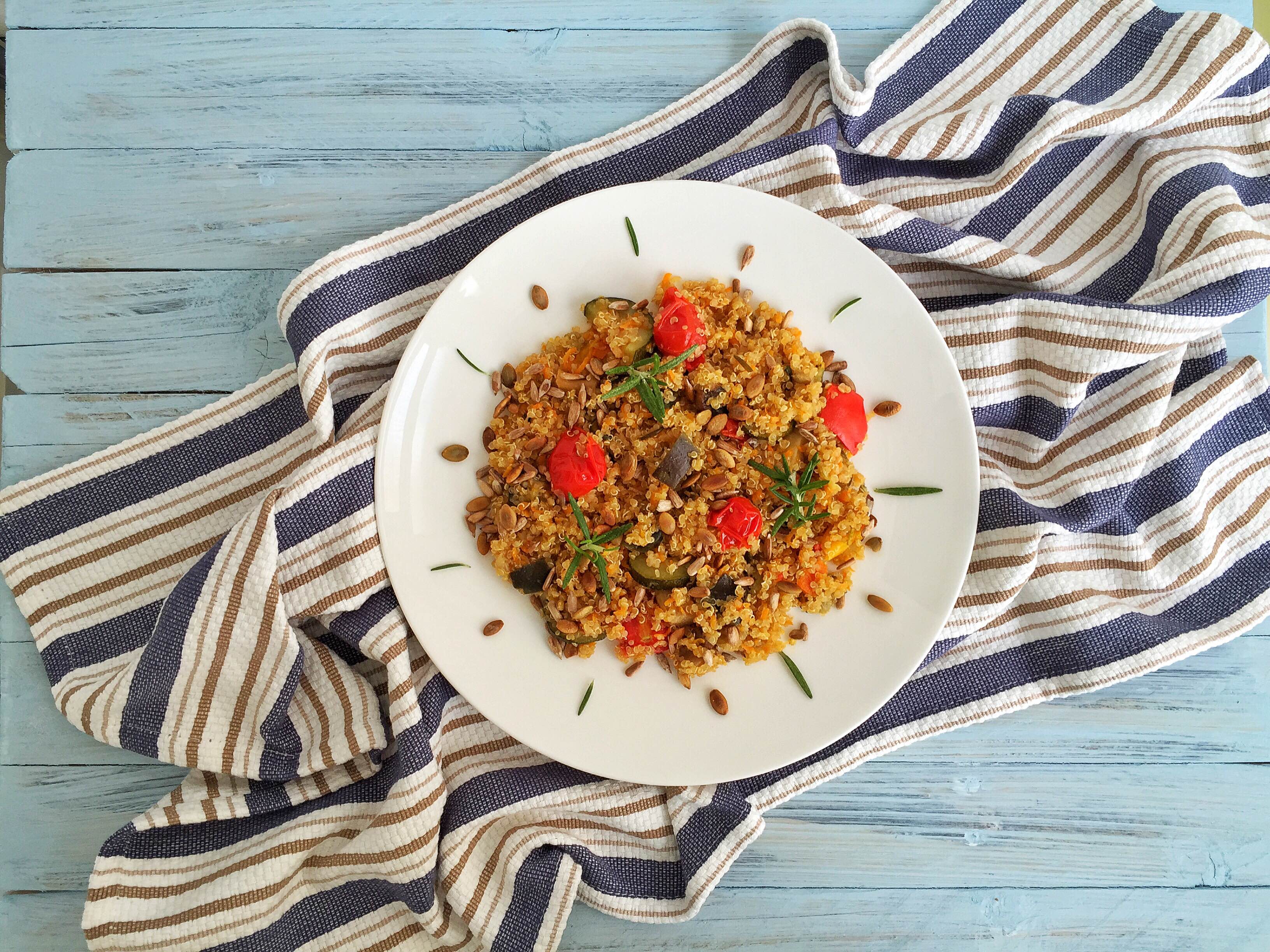 Quinoa con mix di verdure e semi tostati