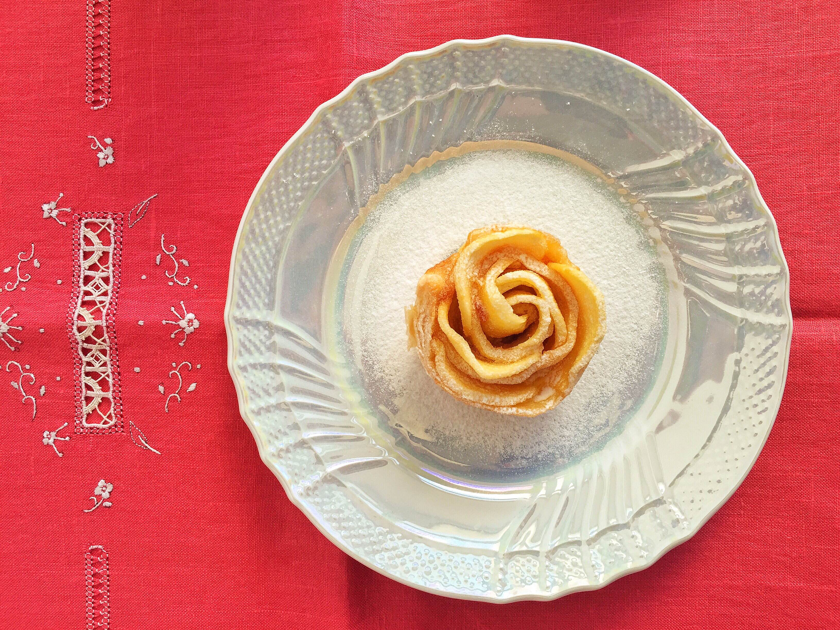 Rose di pasta sfoglia con mele e cannella