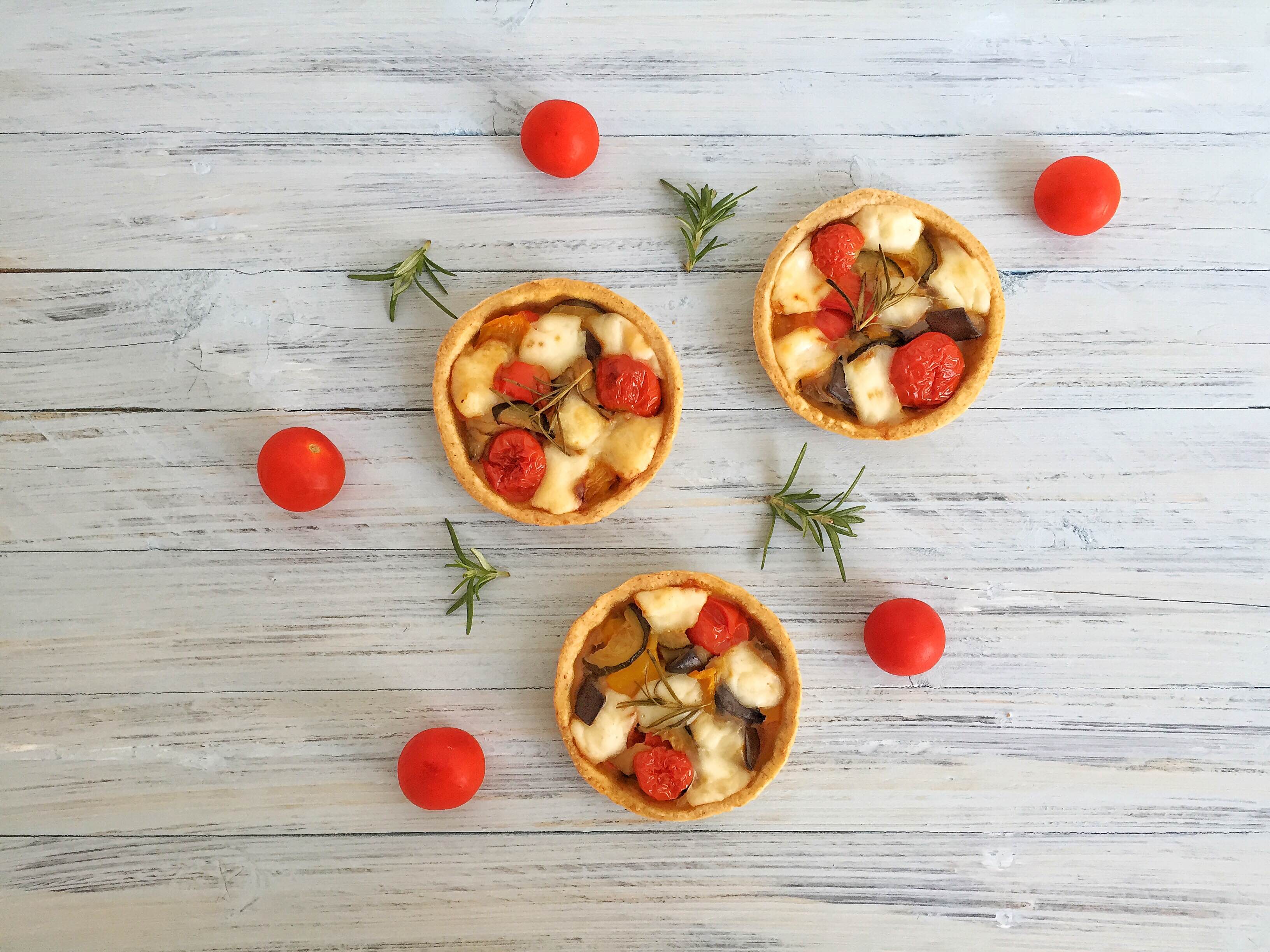 Crostatine di farro con verdure e provolone