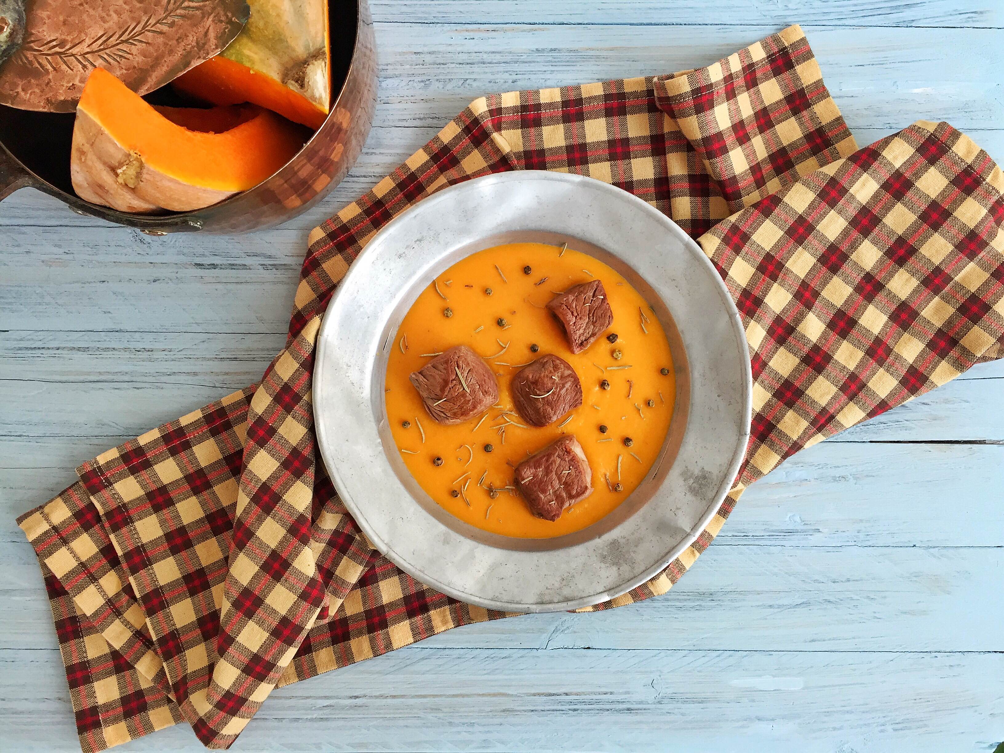 Tocchetti di vitello su crema di zucca al curry