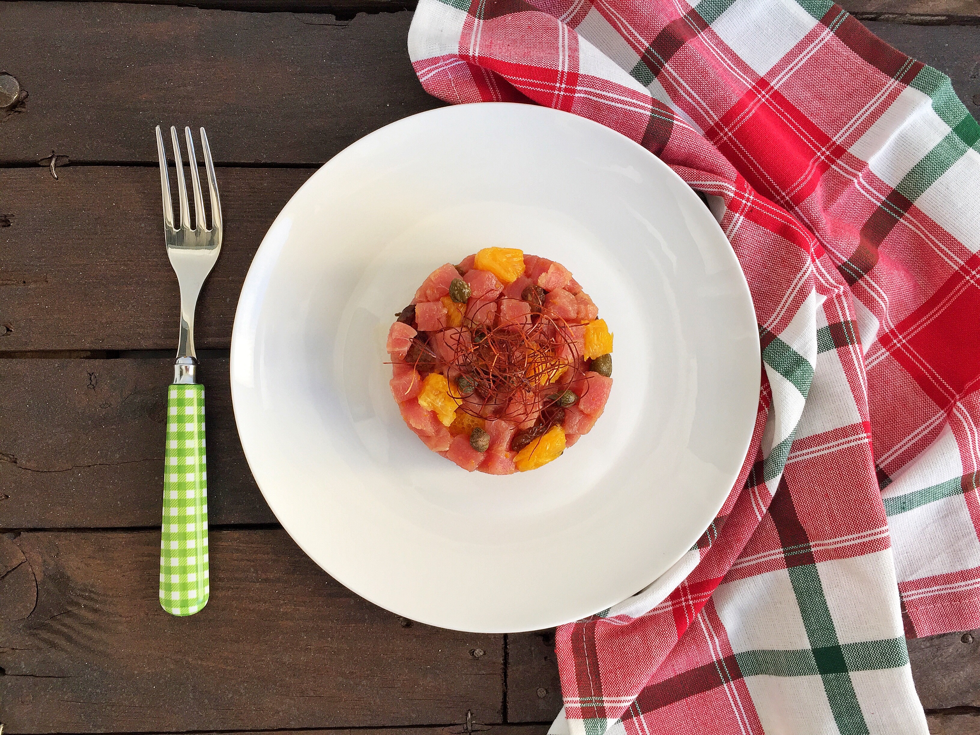 Tartare di tonno con arancia, capperi e uva passa