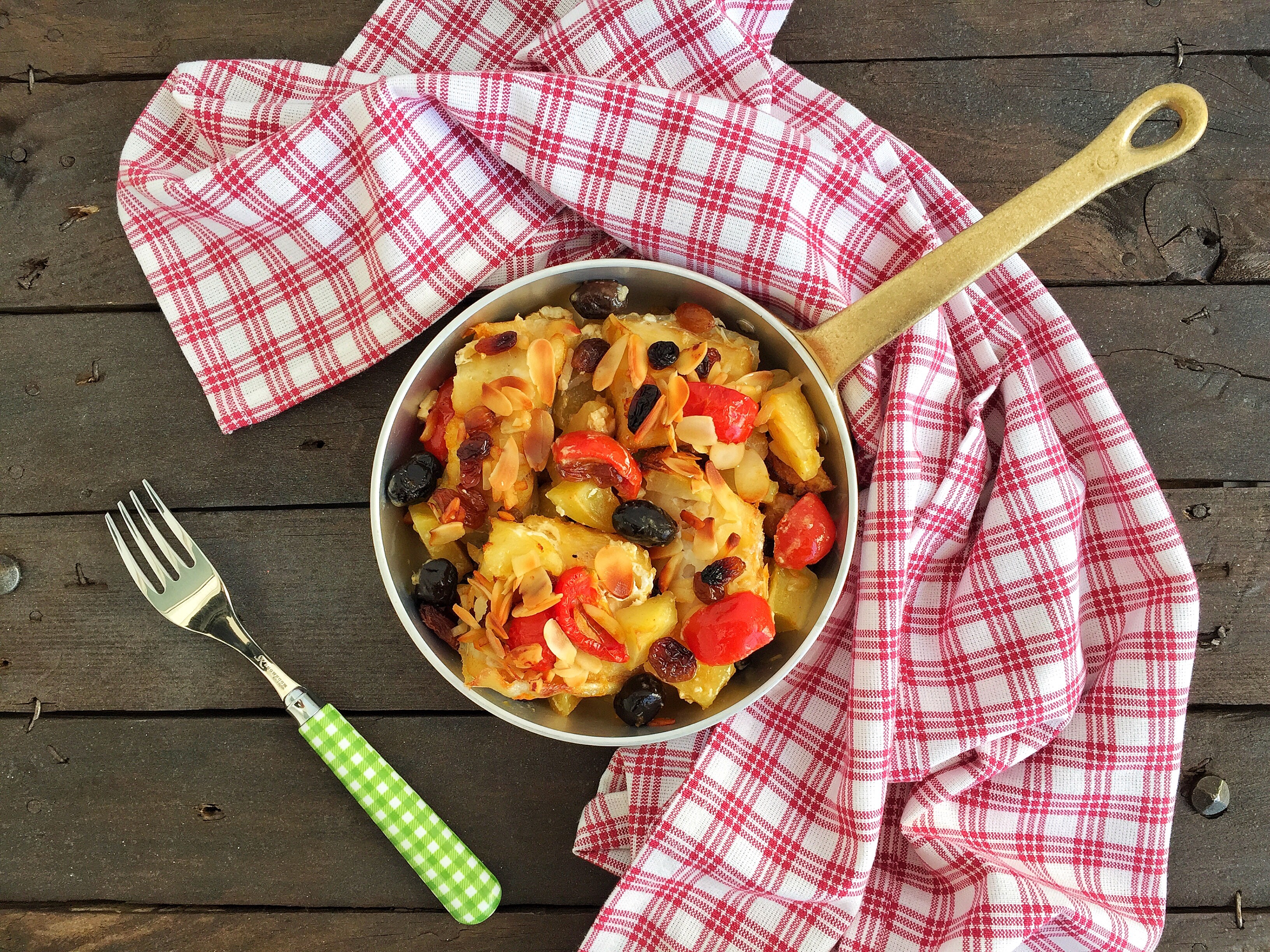 Baccalà con patate, olive, uvetta e mandorle