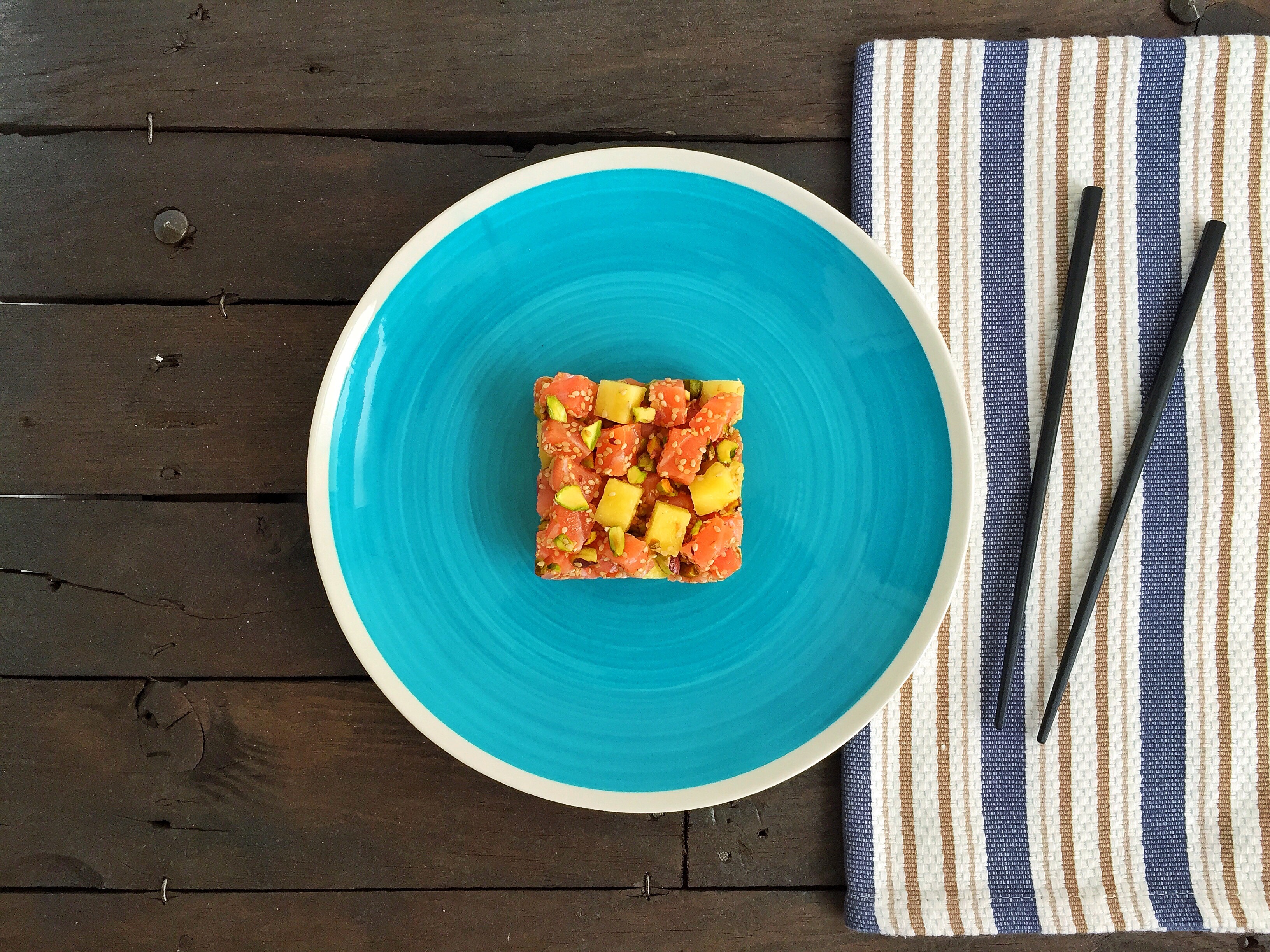 Cubetti di salmone con ananas, pistacchi e sesamo