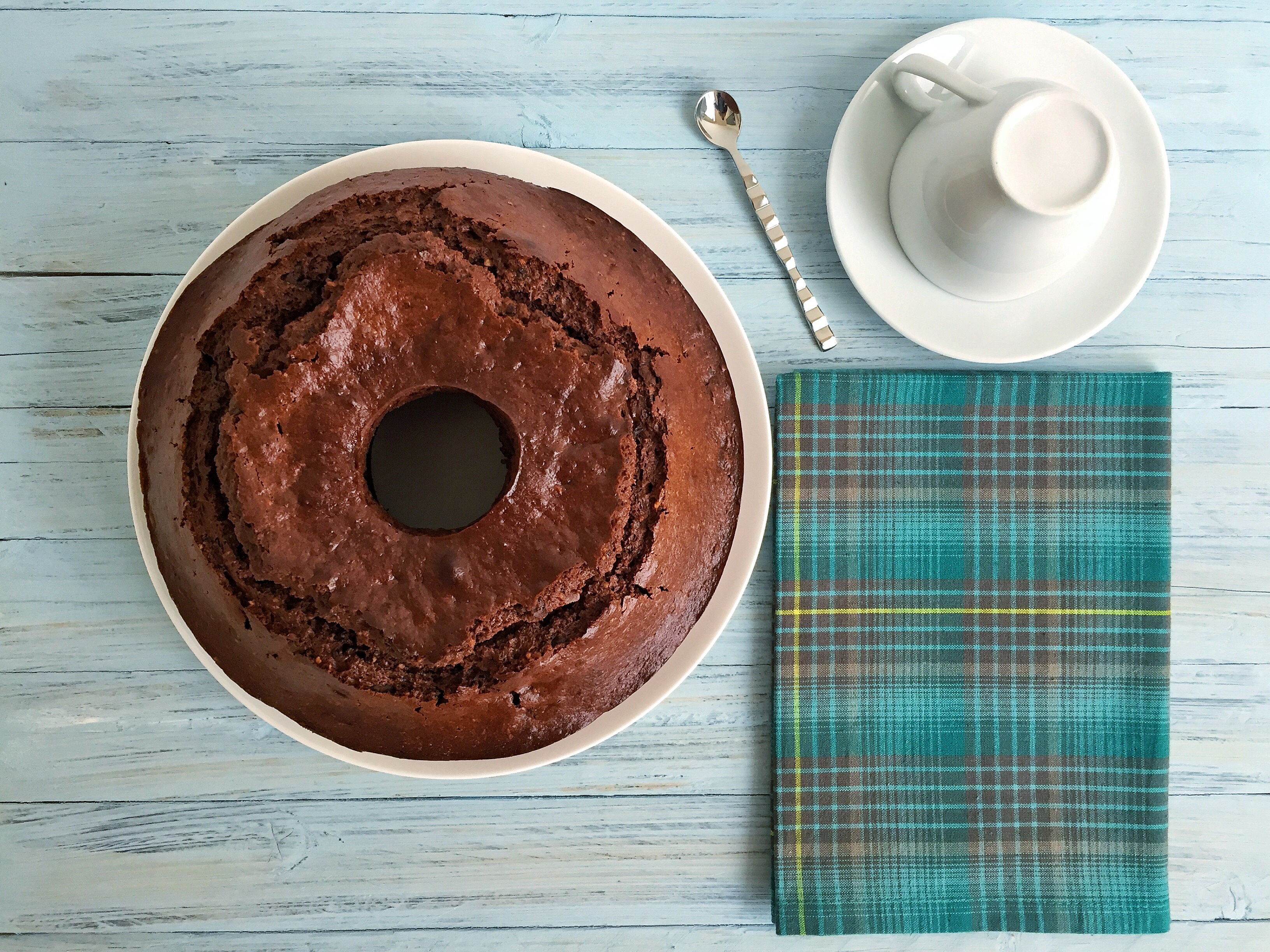 Ciambellone con cioccolato e frutta secca