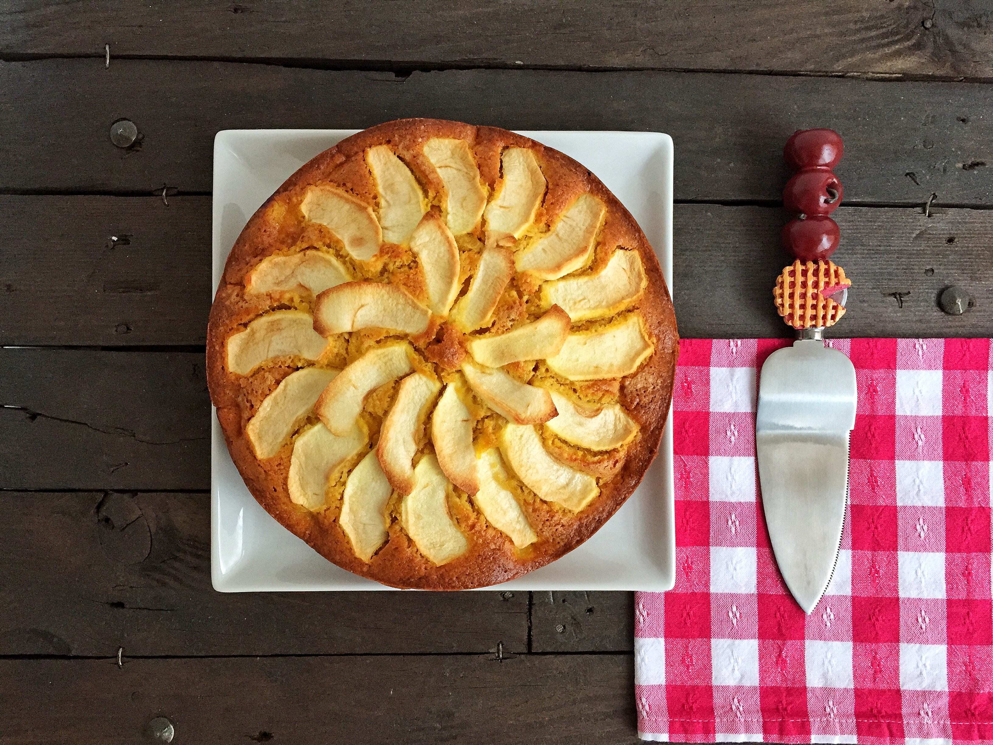 Torta soffice con carote e mele