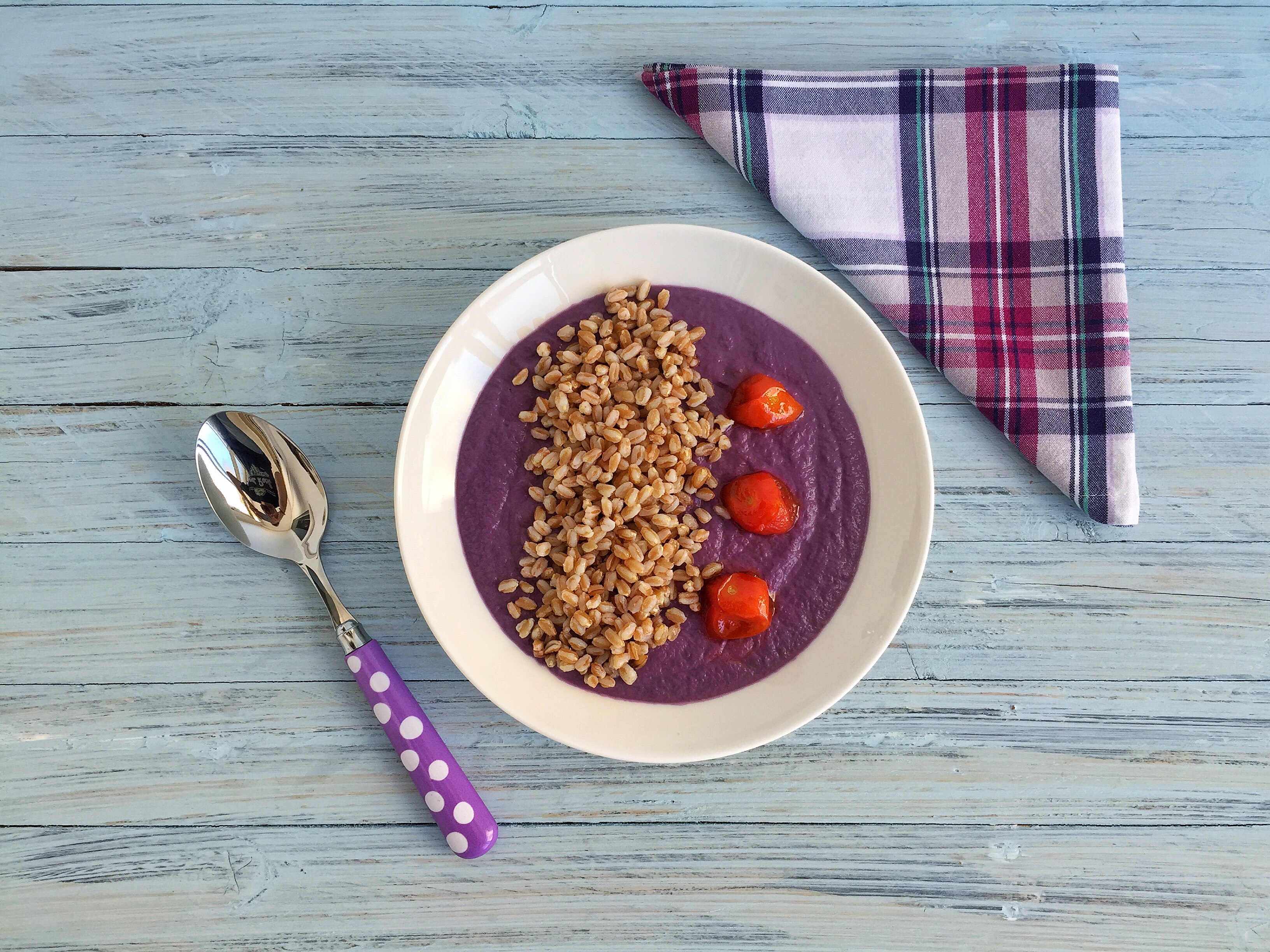 Crema di verza viola con farro e pomodorini caramellati