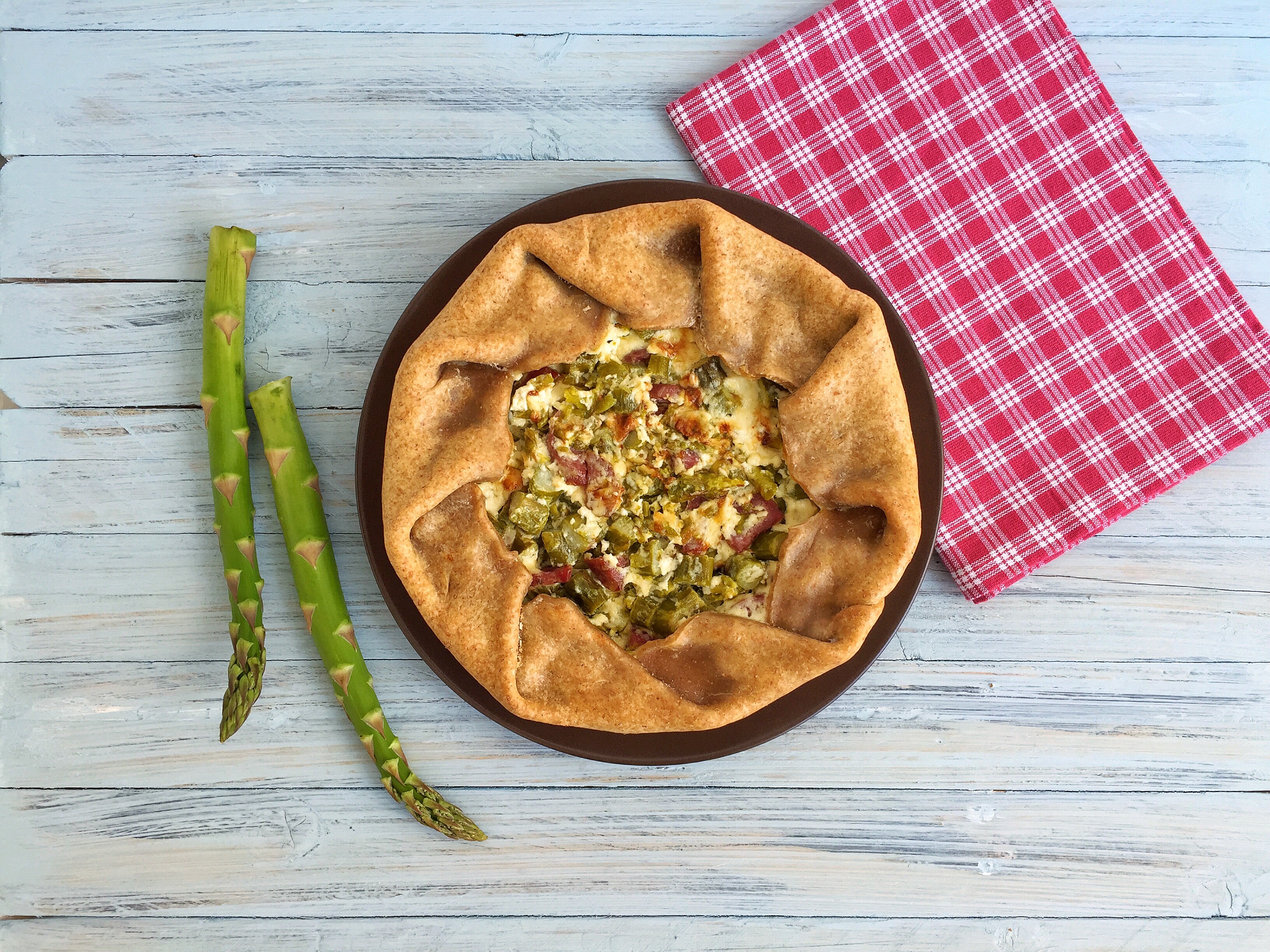 Torta con asparagi e salamino