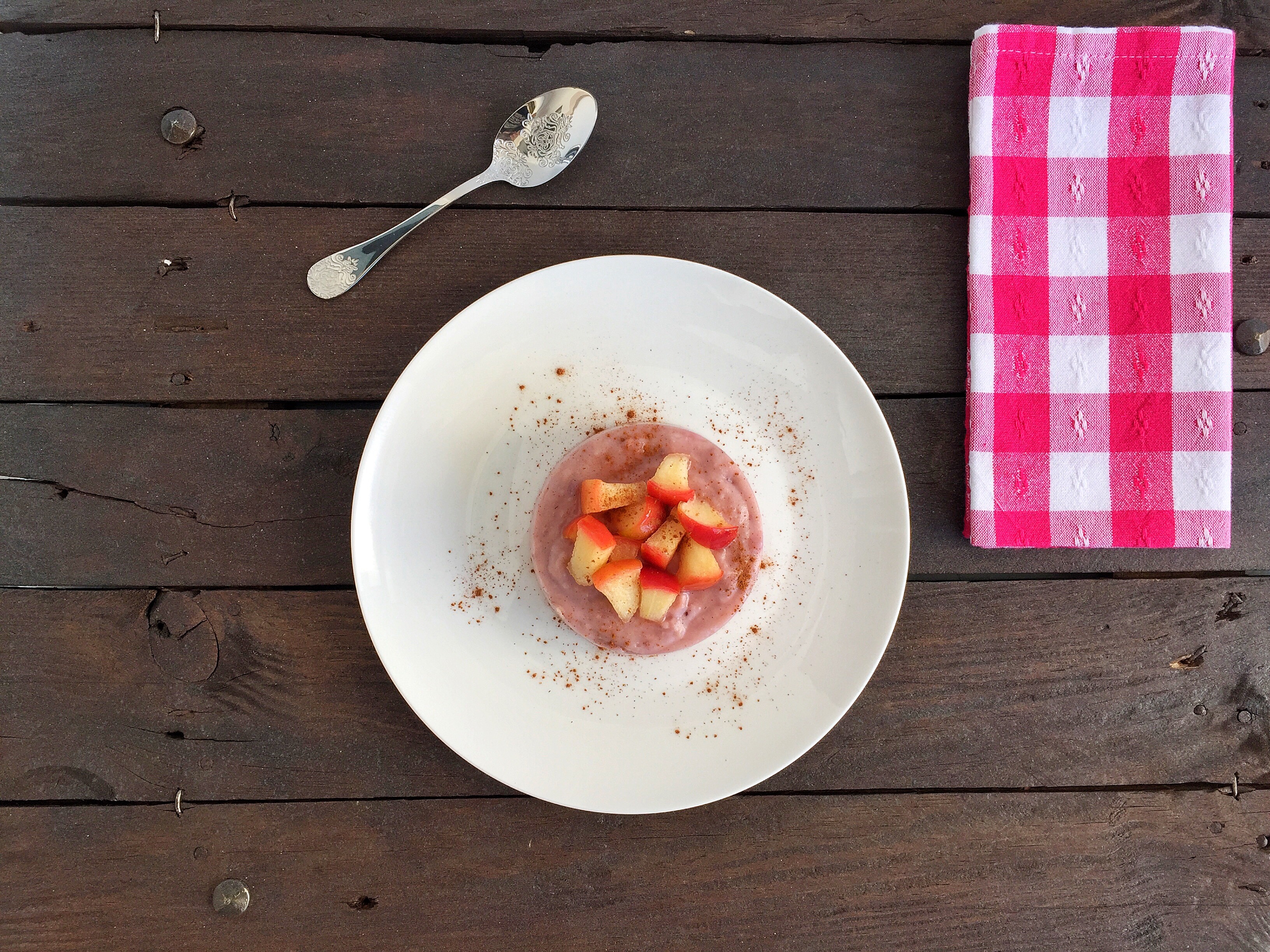 Flan di mele con fragole e mandorle