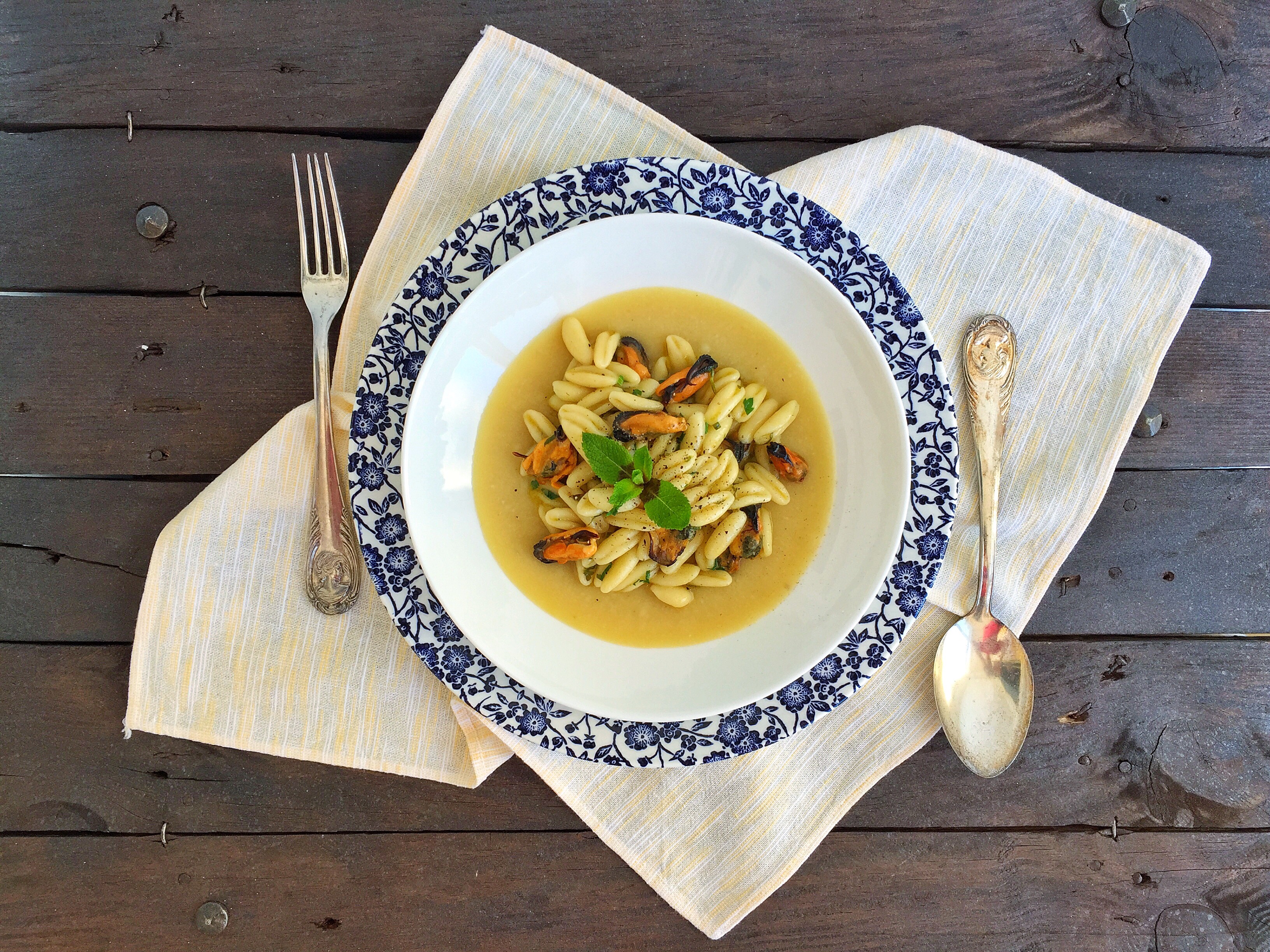 Cavatelli con le cozze su purè di fave secche