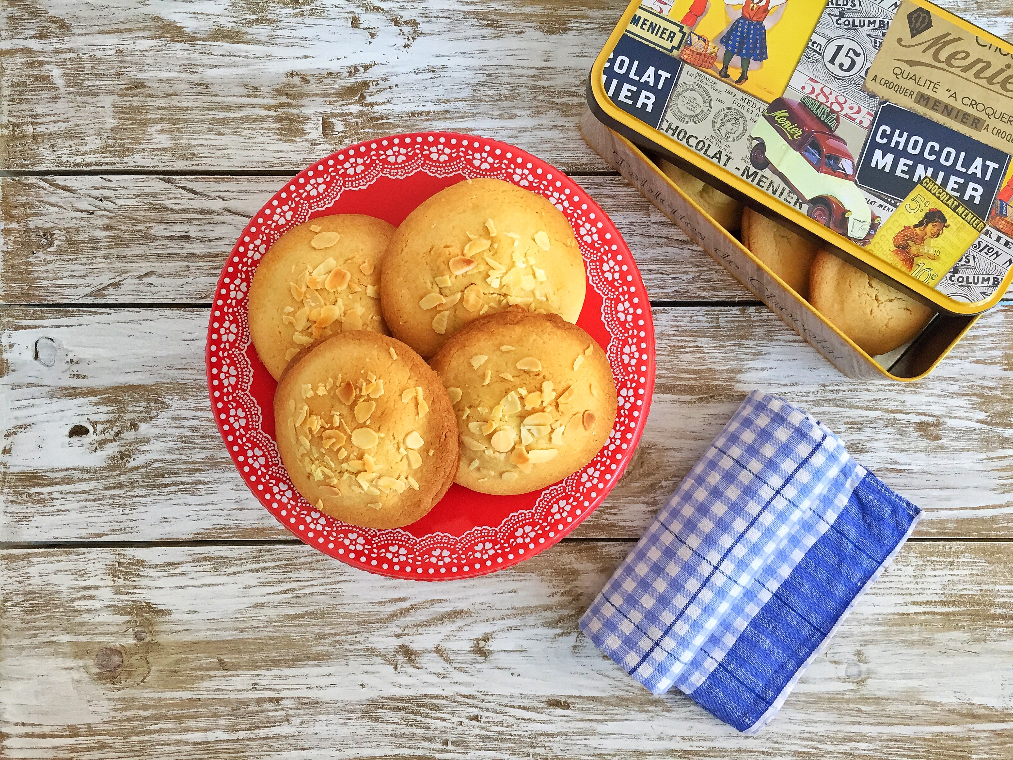 Frollini con cuore di marmellata e mele