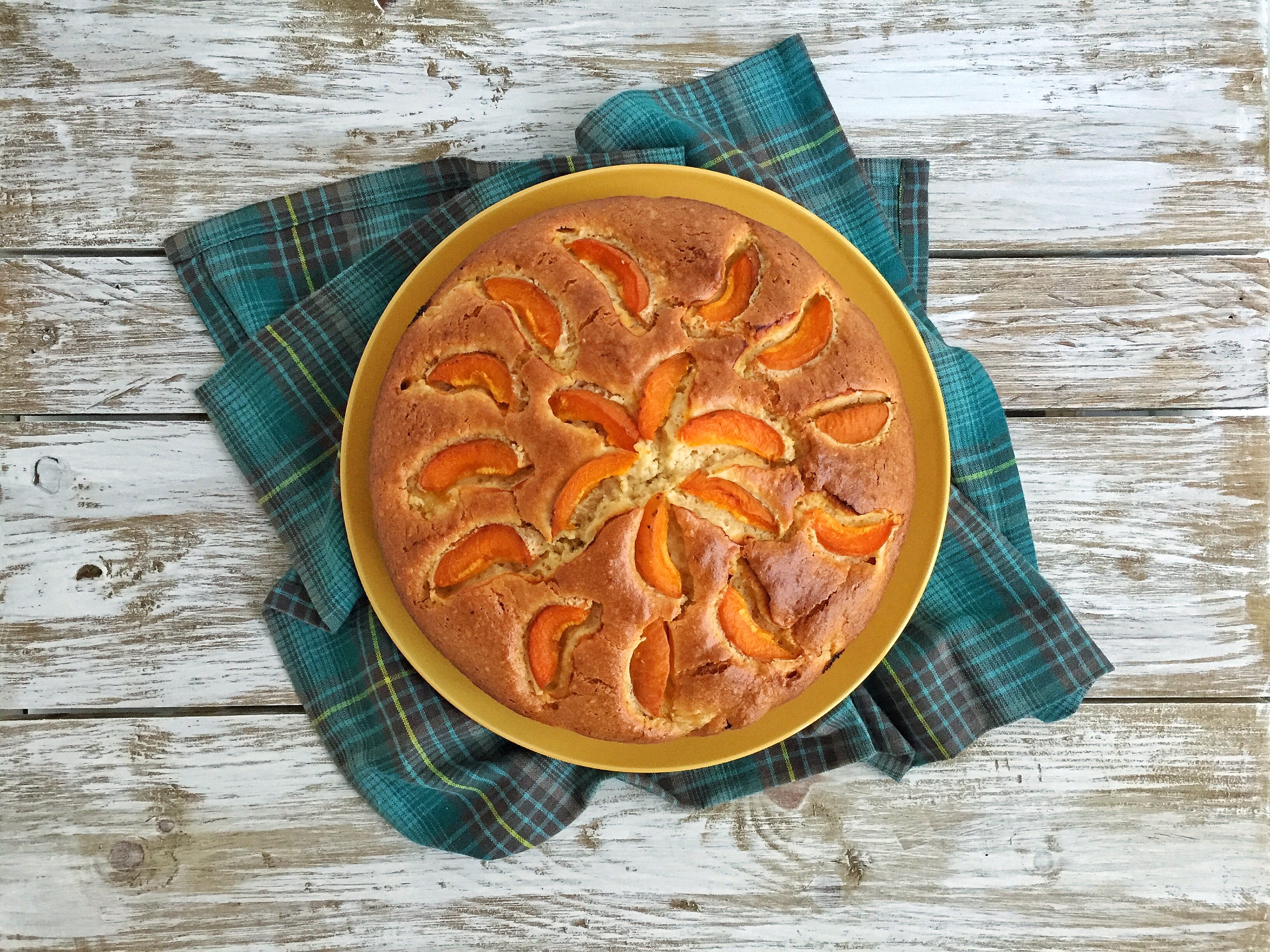 Focaccia dolce con albicocche e mandorle