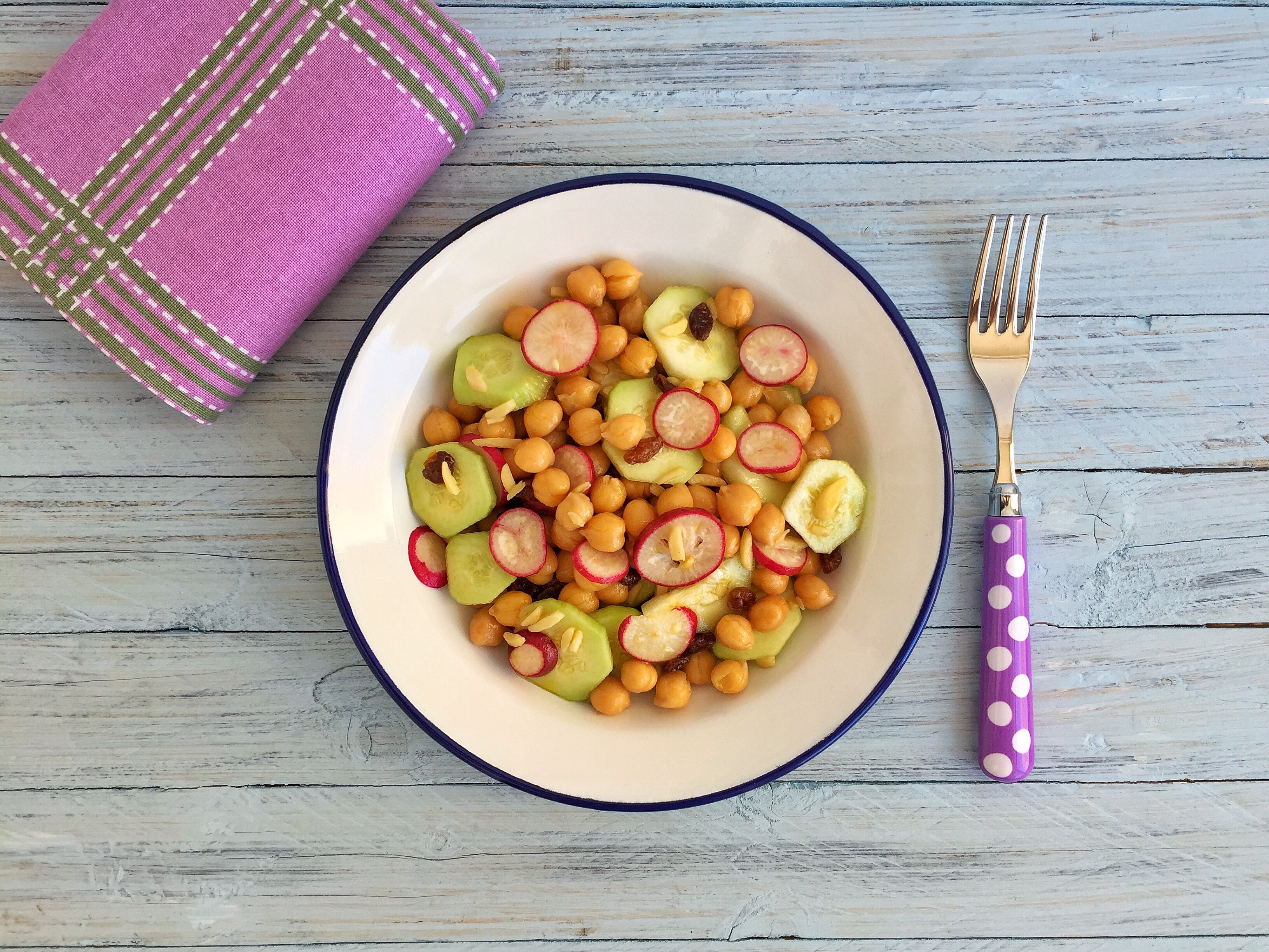 Insalata di ceci con cetrioli e ravanelli