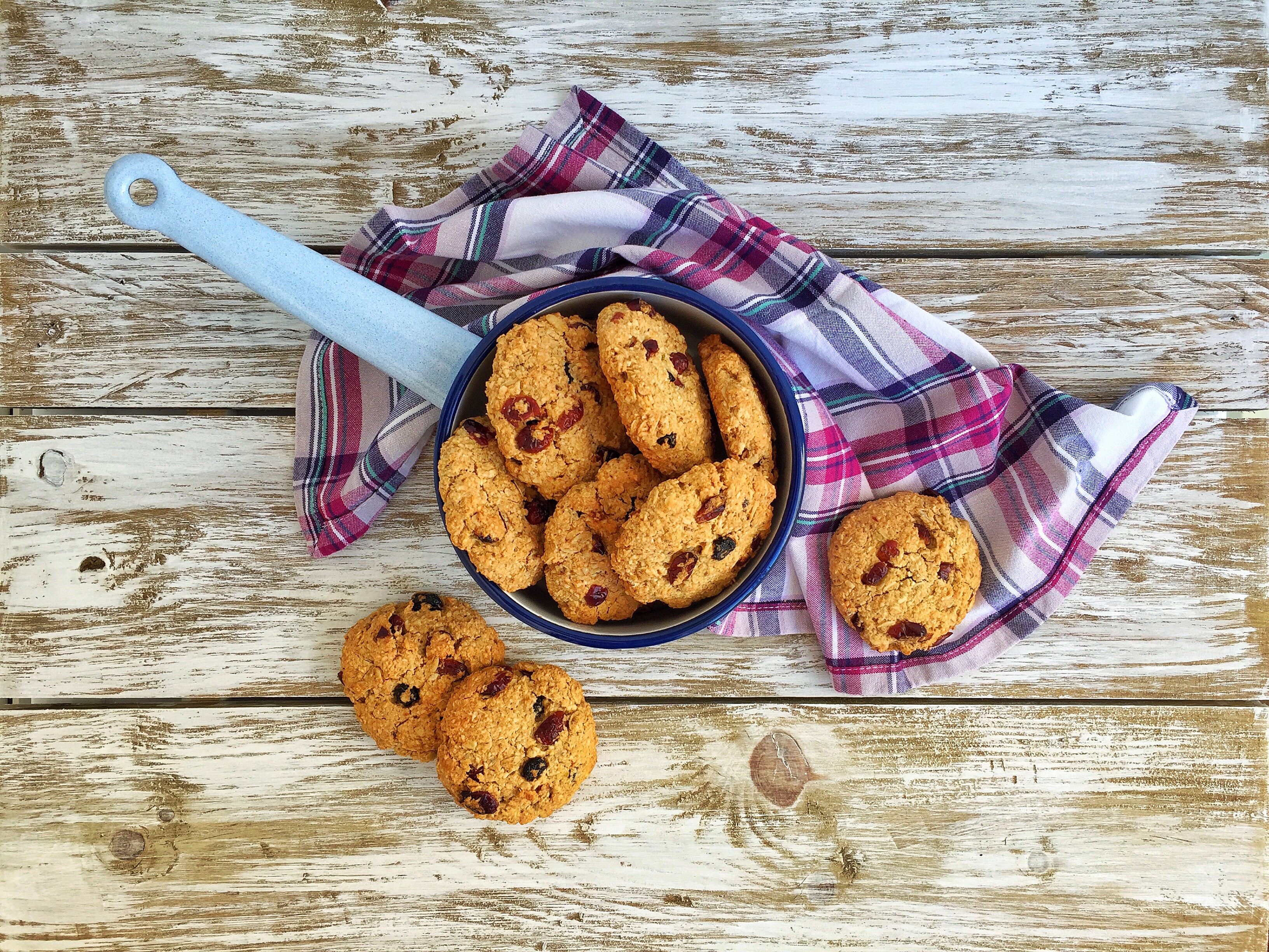 Frollini di avena con mirtilli rossi e neri