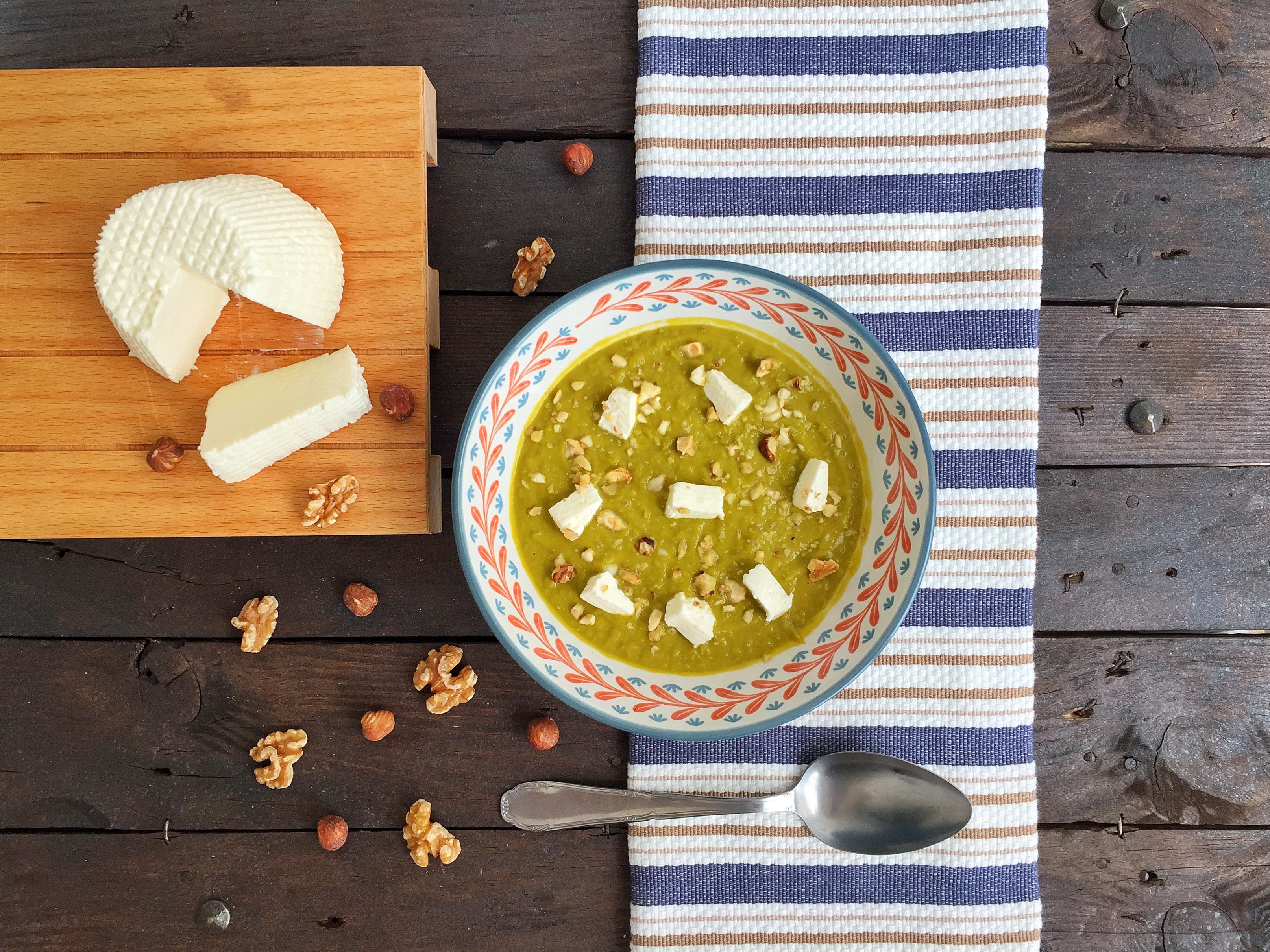 Vellutata di piselli con ricotta e frutta secca