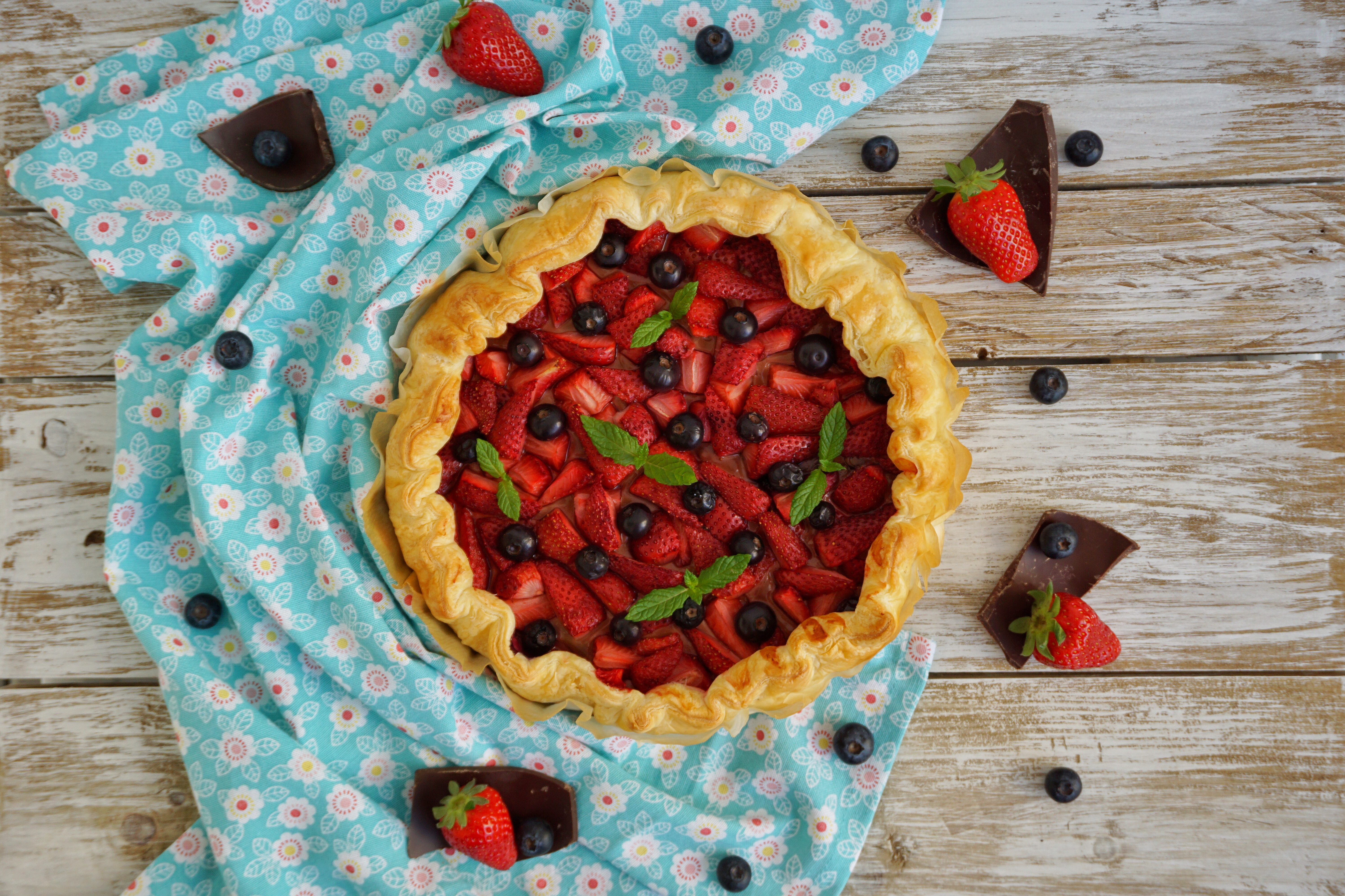 Torta di sfoglia con crema al cioccolato e fragole