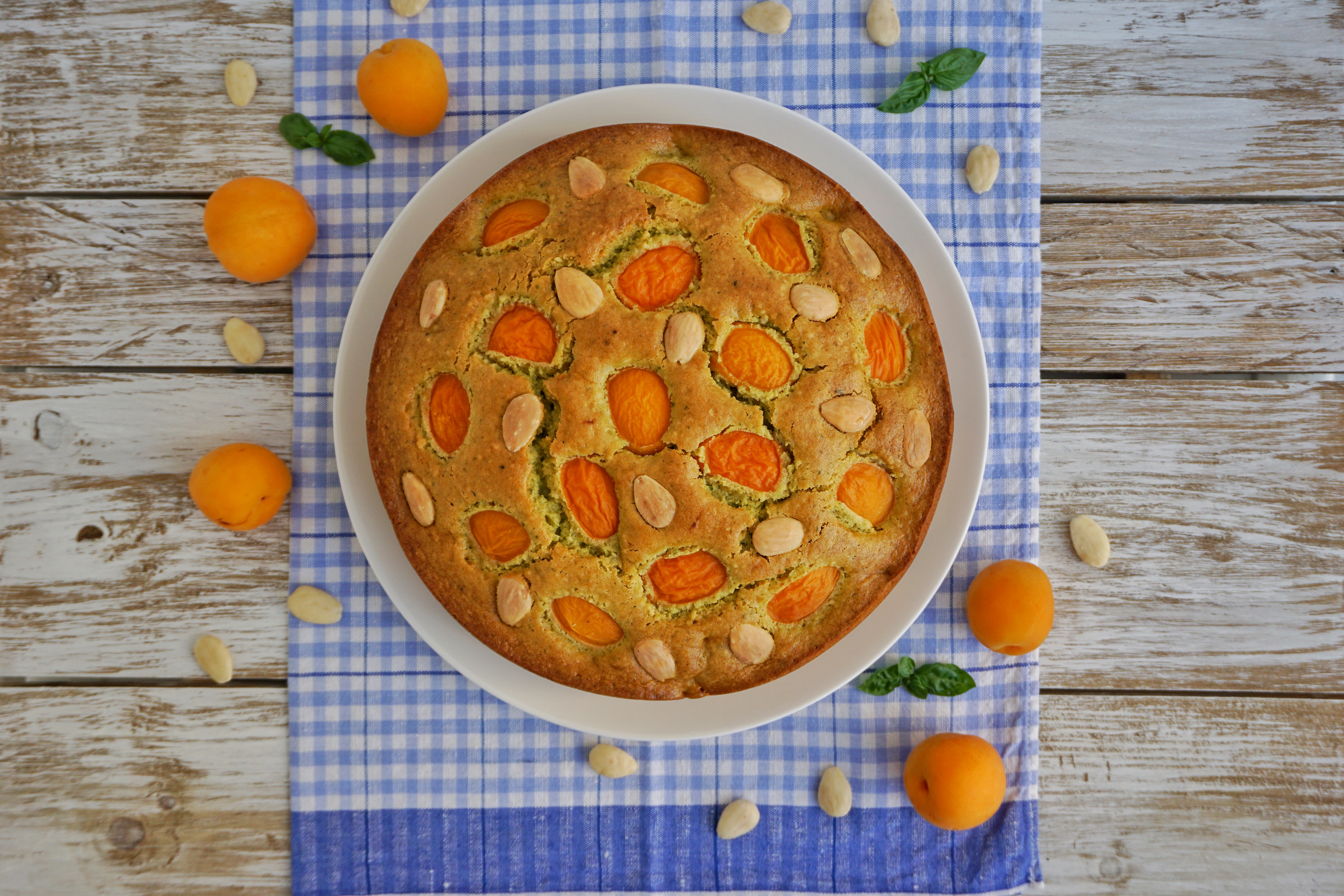 Torta al basilico con mandorle e albicocche