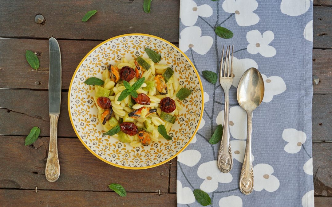 Cavatelli con zucchine, cozze e pomodori secchi