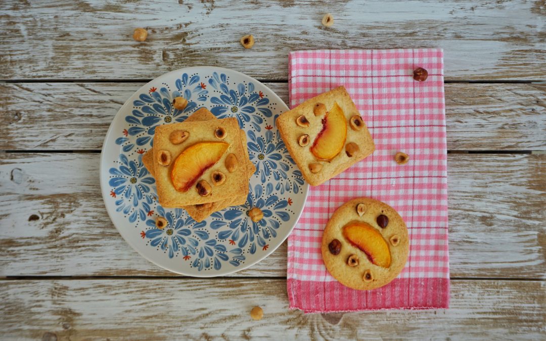 Biscotti di frolla con pesche e nocciole