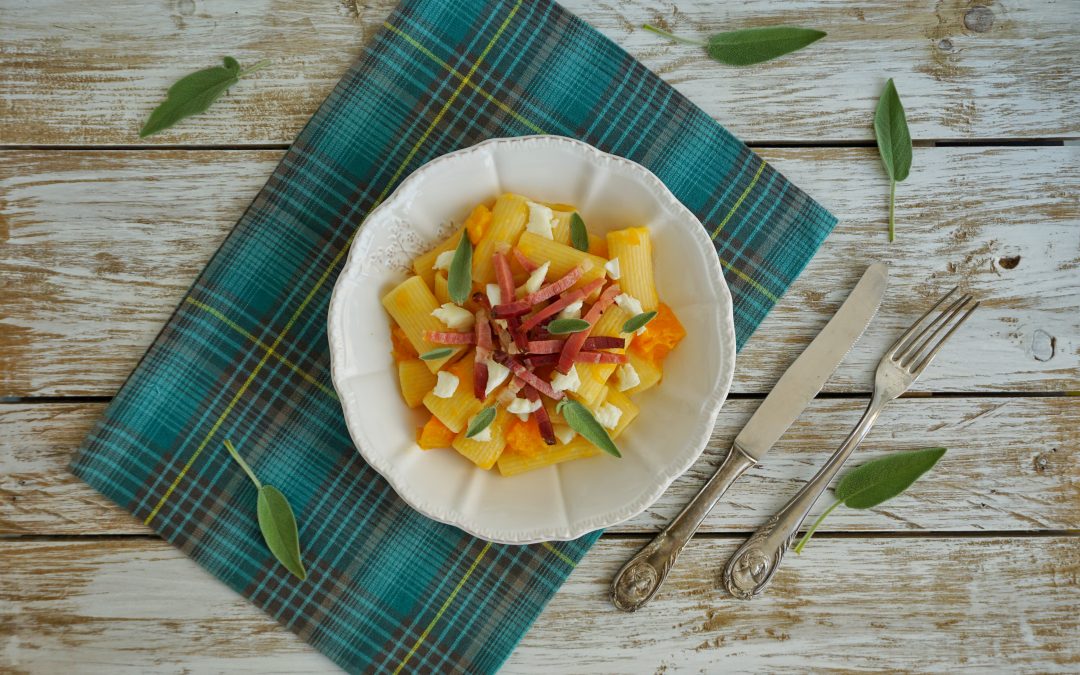 Rigatoni con zucca, mozzarella di bufala e speck croccante